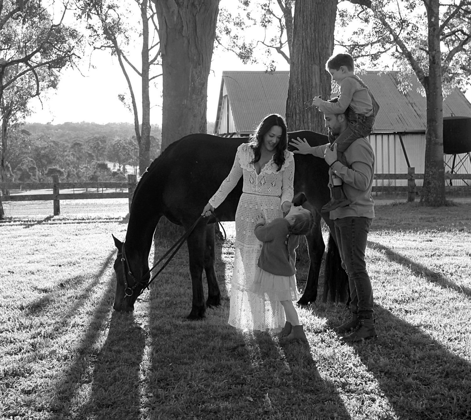Candid family session of family together with a horse in the countryside