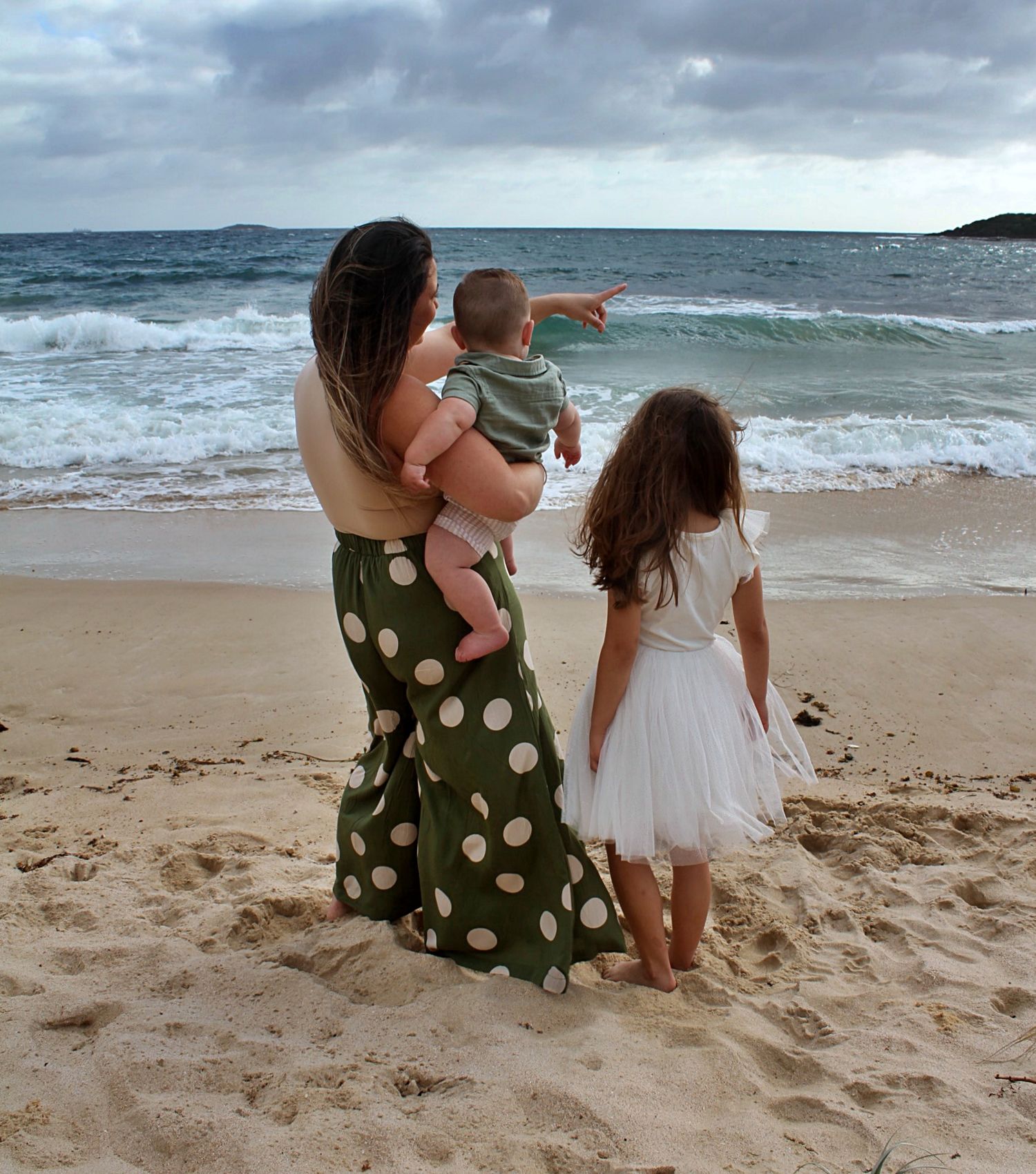 Natural mum and children portraits by the sea in the Illawarra, documenting love and family connection.