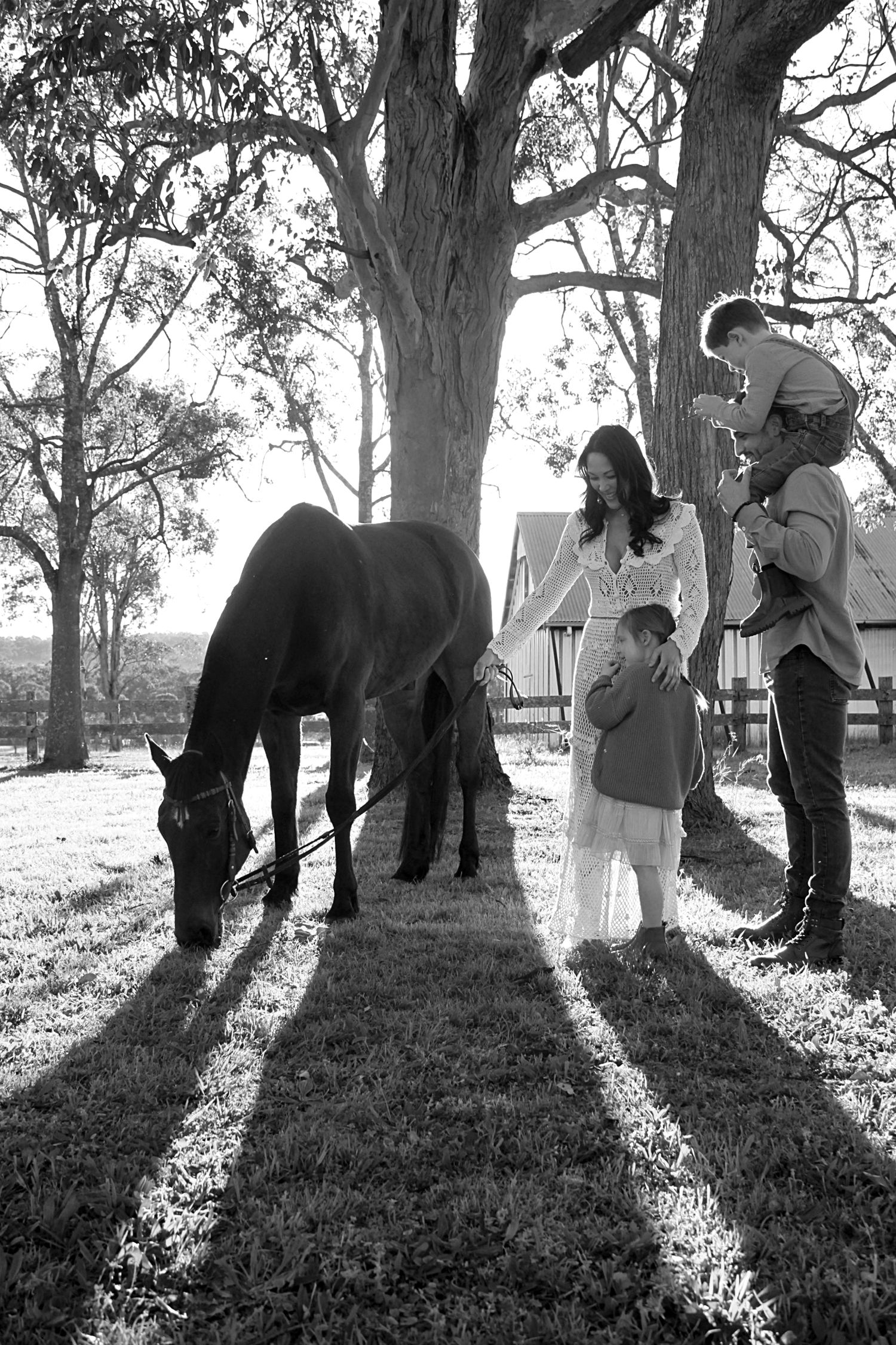 Candid family session of family together with a horse in the countryside