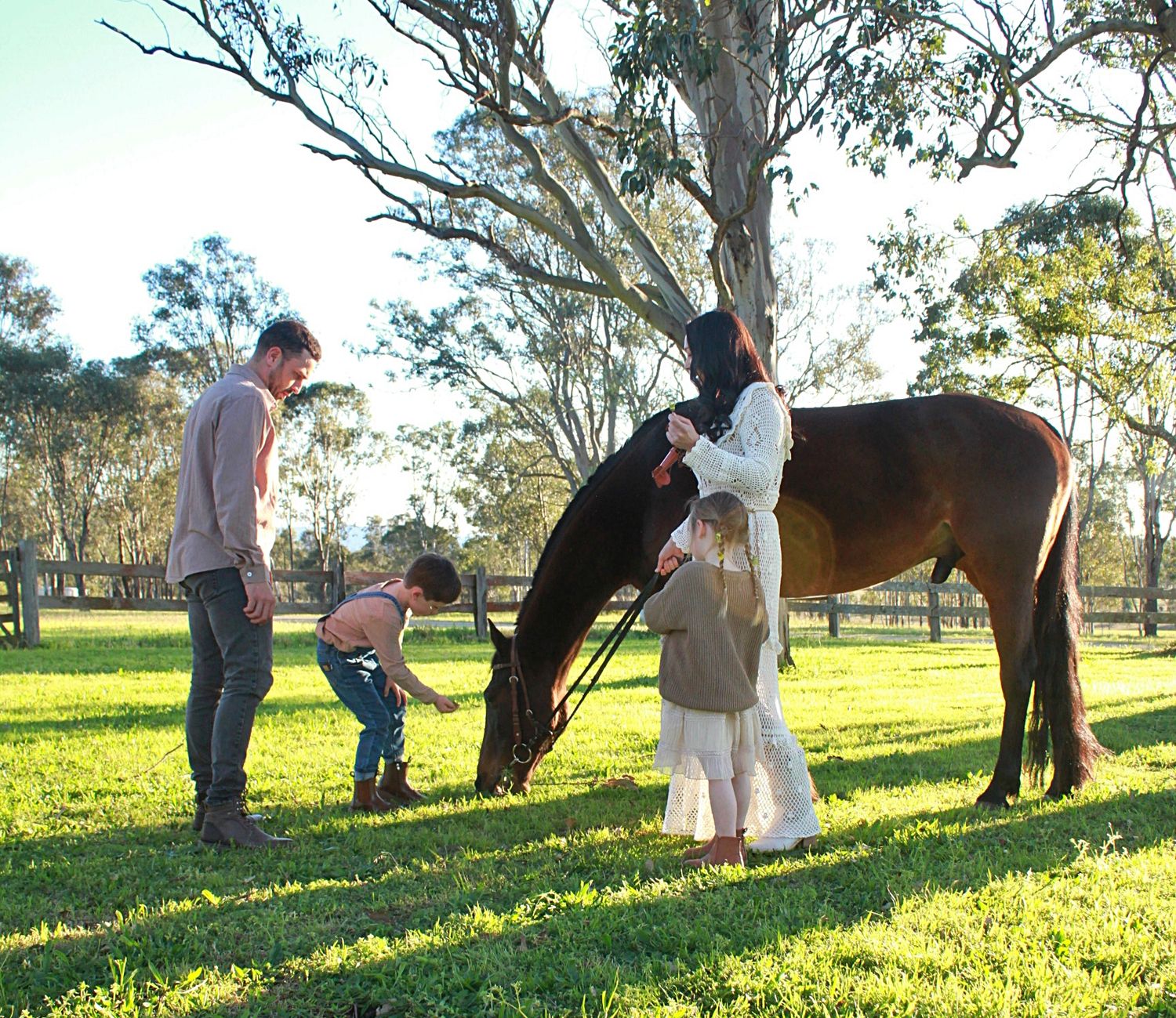 Candid family session of family together with a horse in the countryside