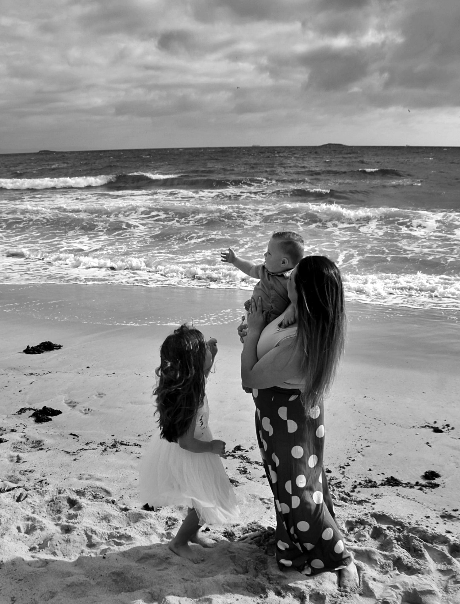 Natural mum and children portraits by the sea in the Illawarra, documenting love and family connection.