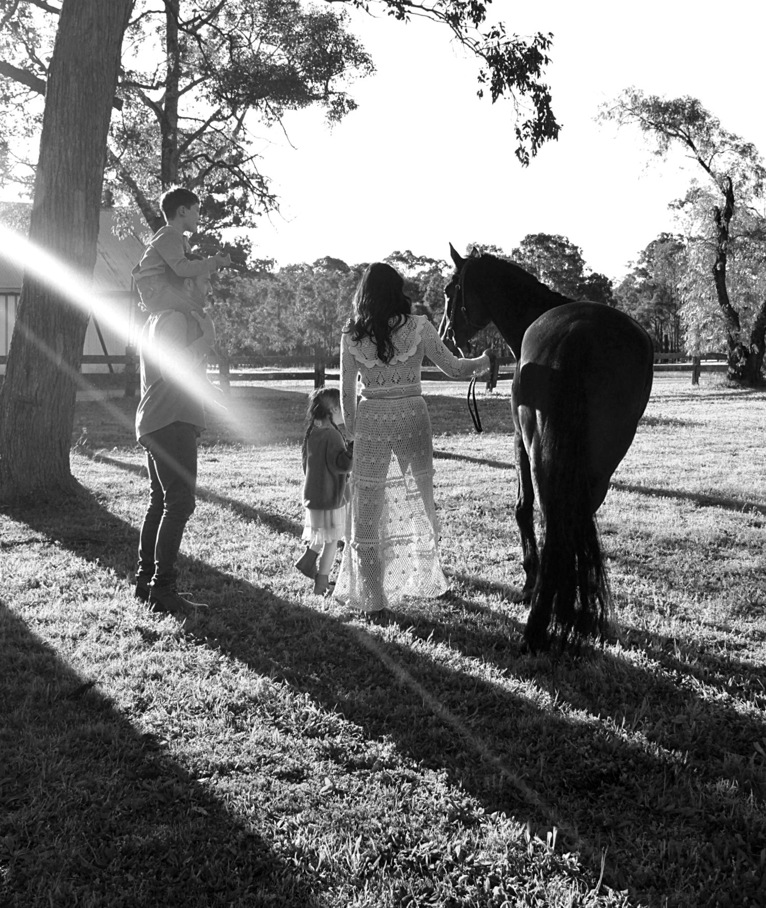 Candid family session of family together with a horse in the countryside