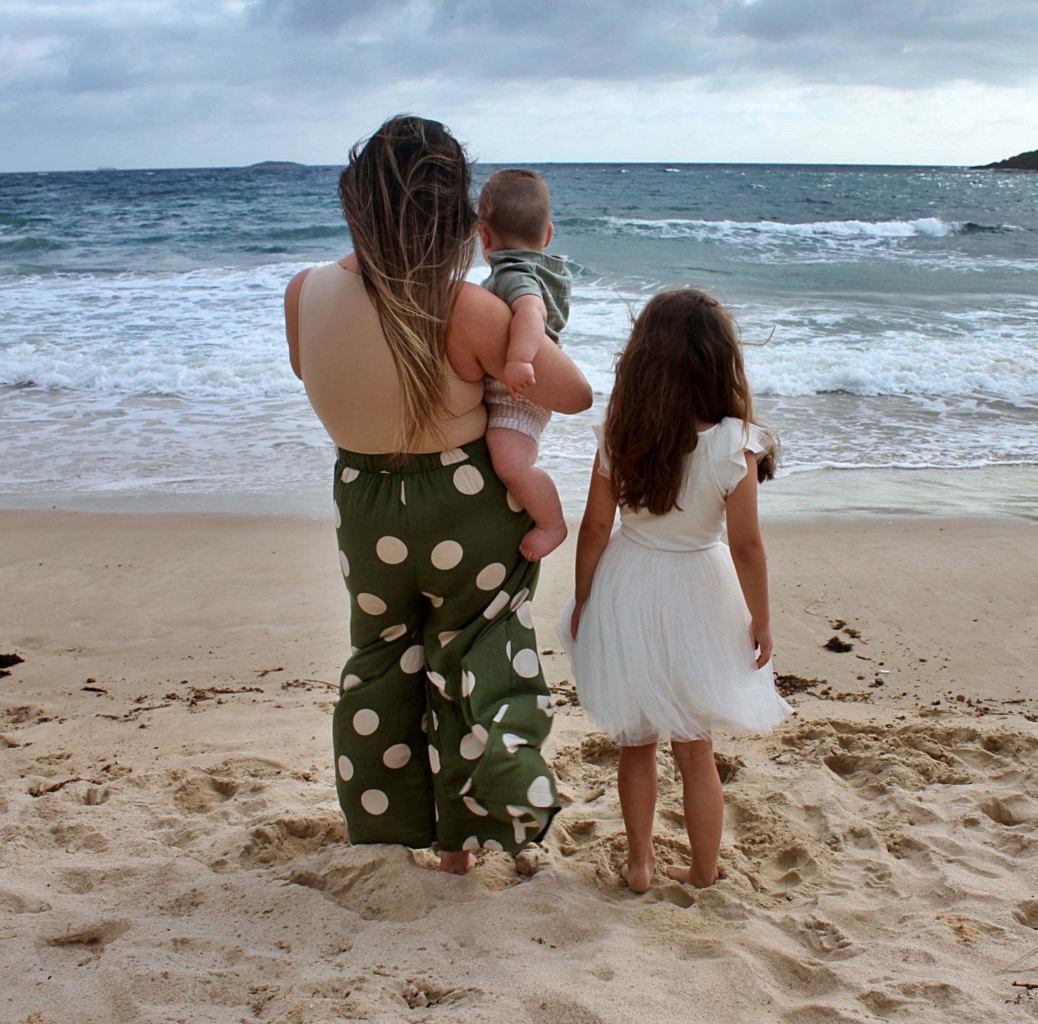 Natural mum and children portraits by the sea in the Illawarra, documenting love and family connection.
