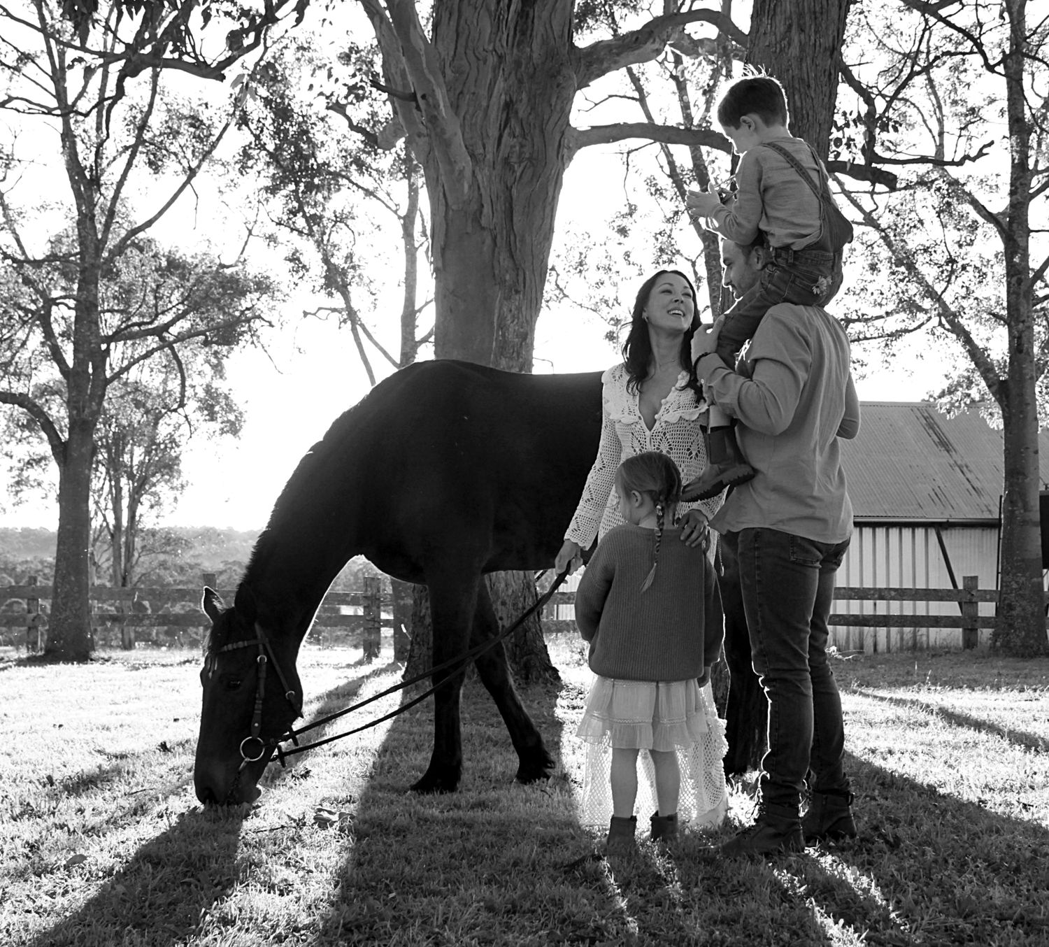 Candid family session of family together with a horse in the countryside