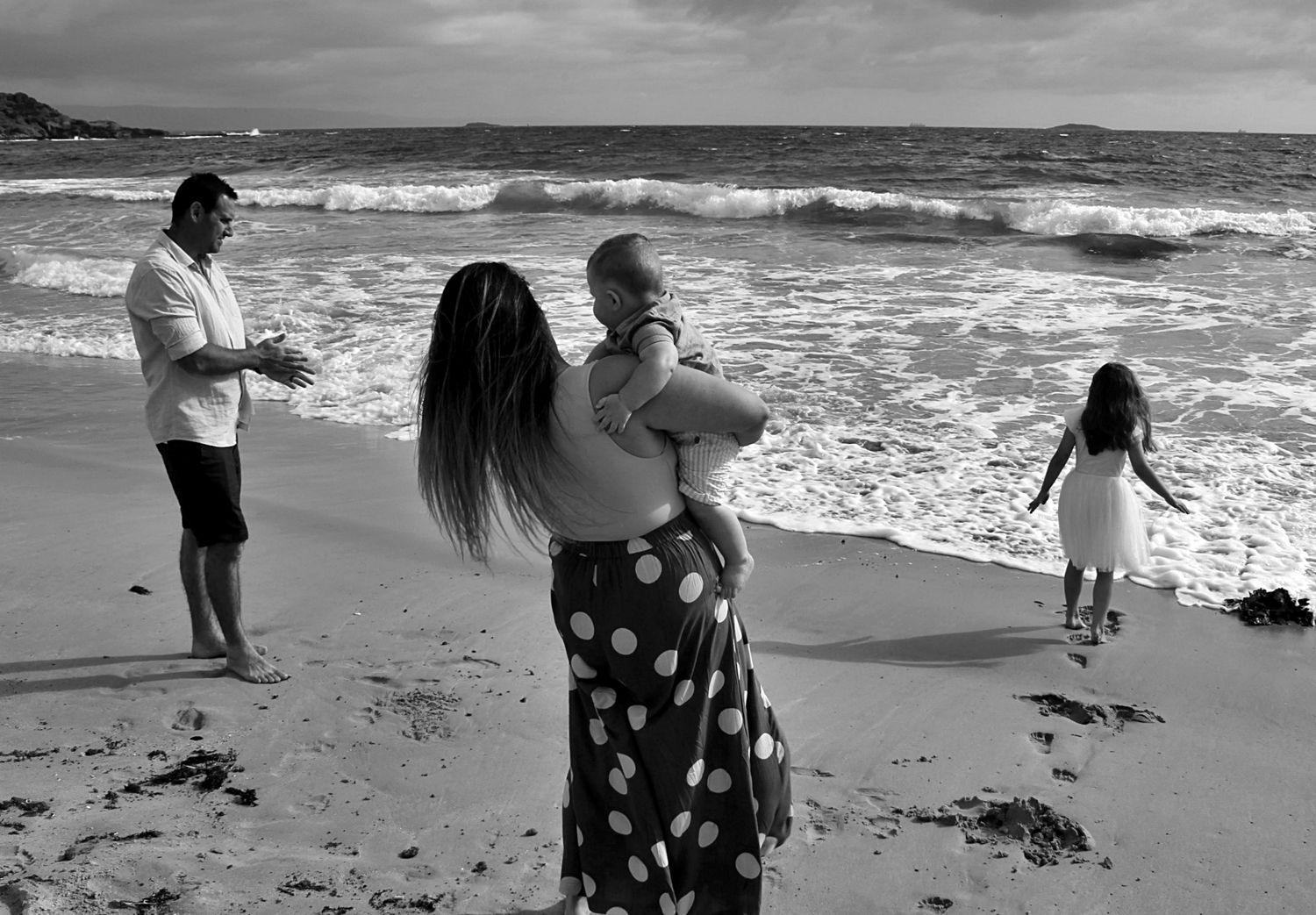 Candid family portraits by the sea in the Illawarra, documenting genuine moments and timeless beachside connection.