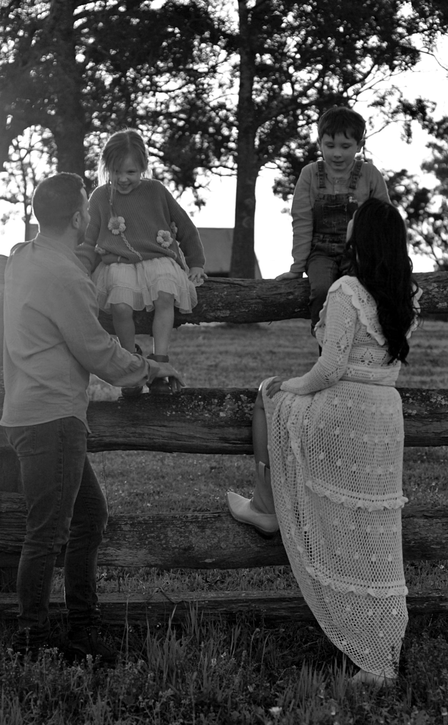 Natural family interaction during outdoor lifestyle session