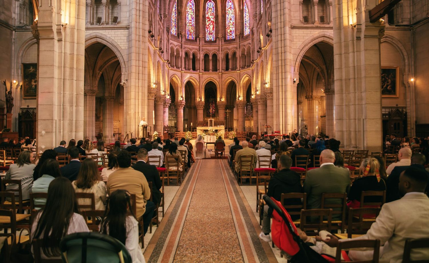 Photographe mariage Essonne 91, cérémonie religieuse dans une magnifique cathédrale gothique, assemblée réunie devant l'autel