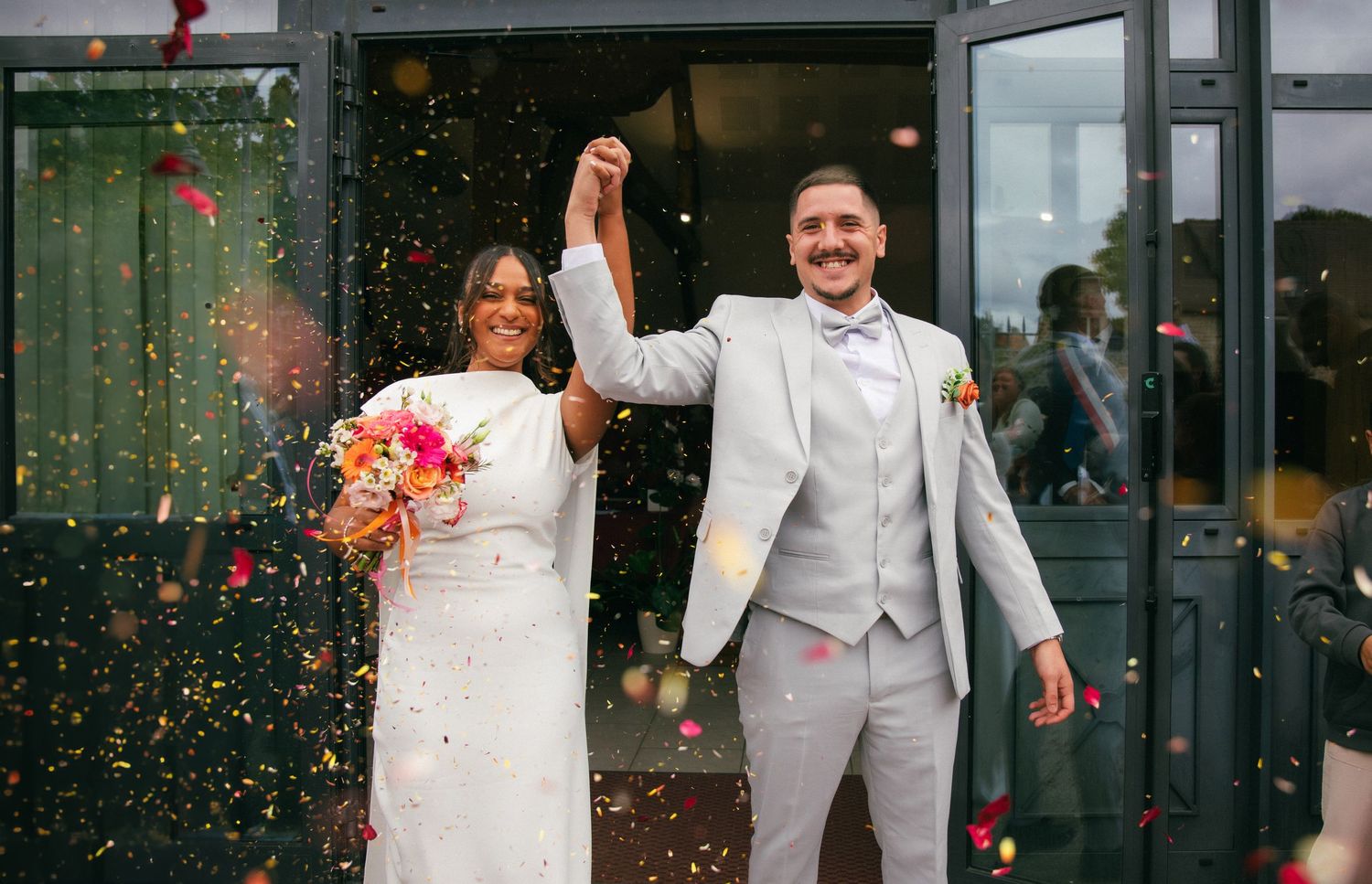 Sortie de cérémonie d'un couple de mariés en Île-de-France, immortalisée par Emma Groul Photographie.