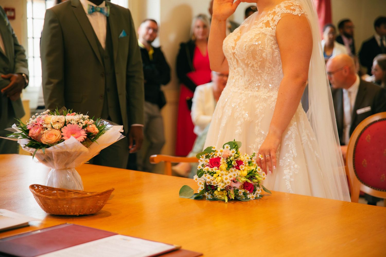 Photographe mariage Essonne 91, cérémonie civile en mairie, mariés devant le bureau avec bouquets de fleurs colorés, reportage mariage authe