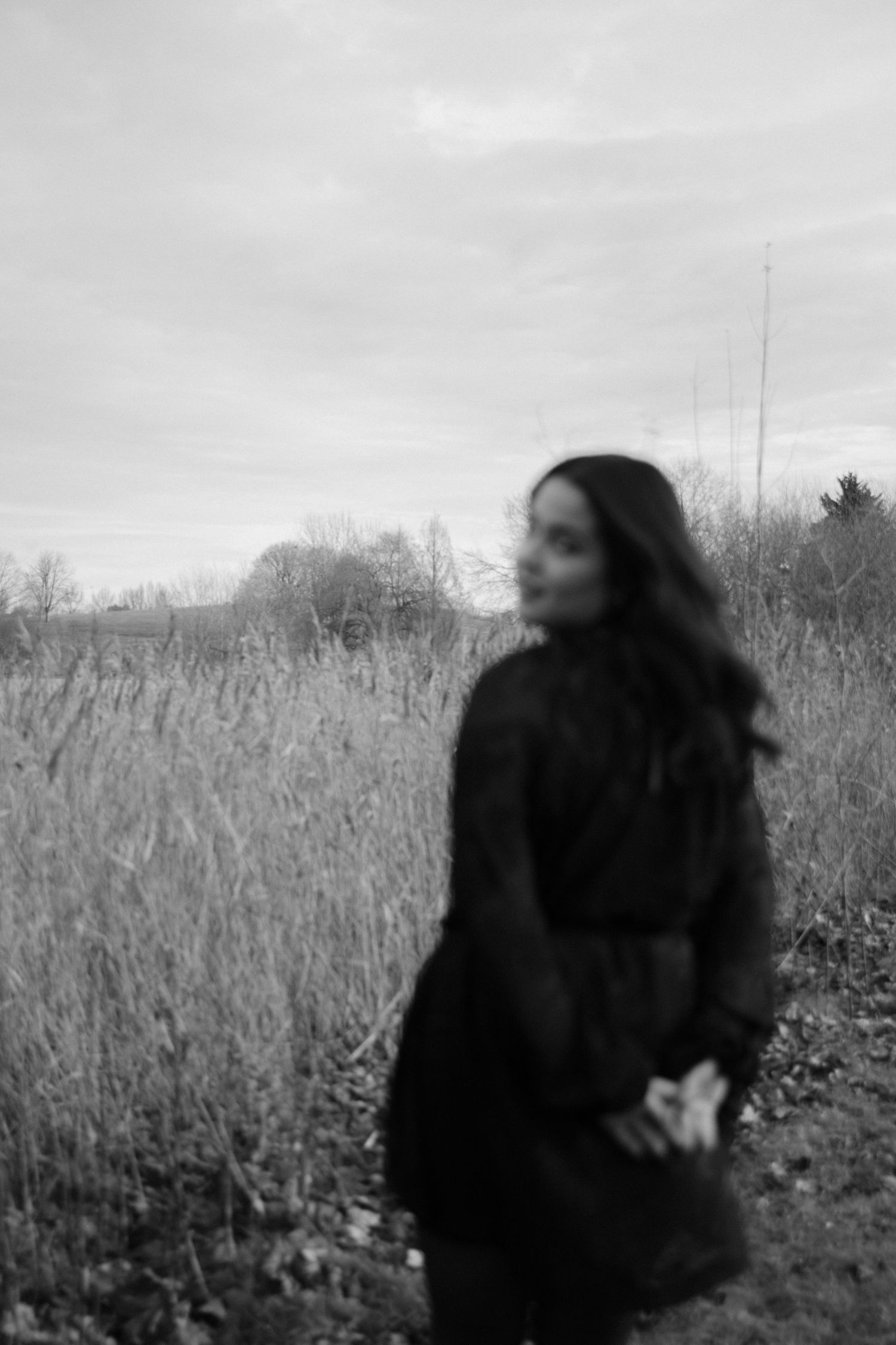 Photographe Essonne 91, portrait de jeune femme au manteau sombre regardant l'objectif, ambiance hivernale