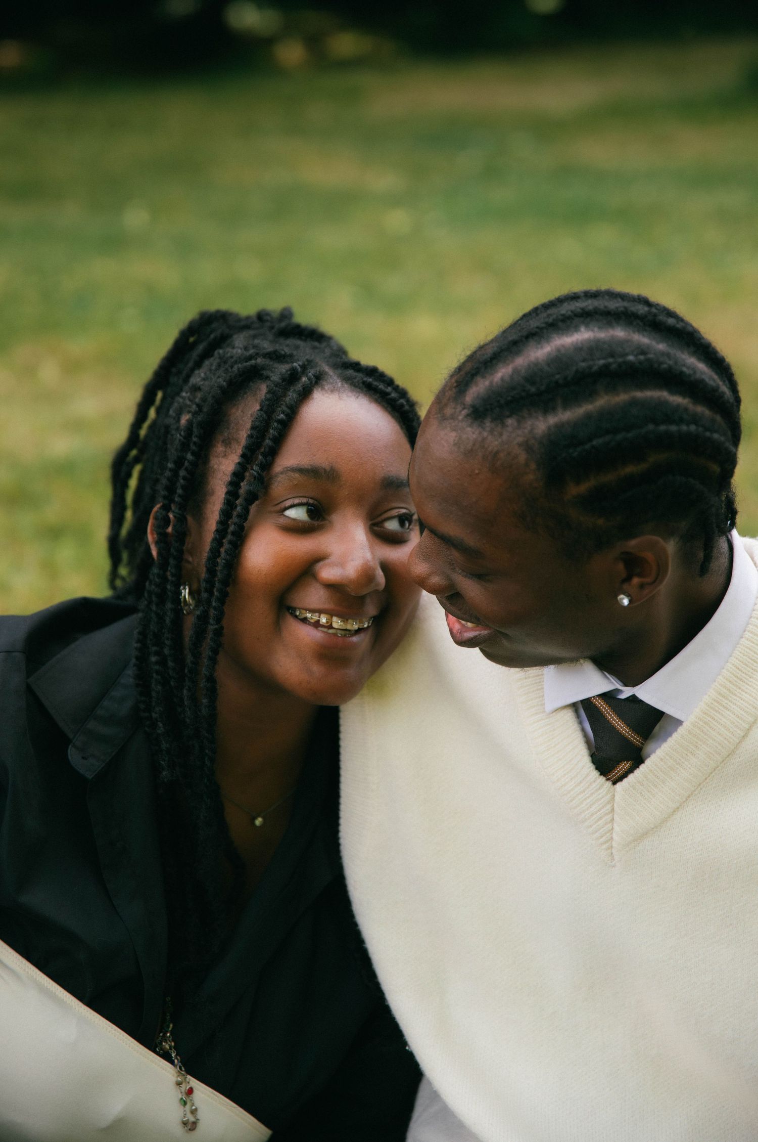 Photographe couple Essonne 91, jeune couple complice et souriant dans un parc verdoyant, séance photo love session naturelle et authentique