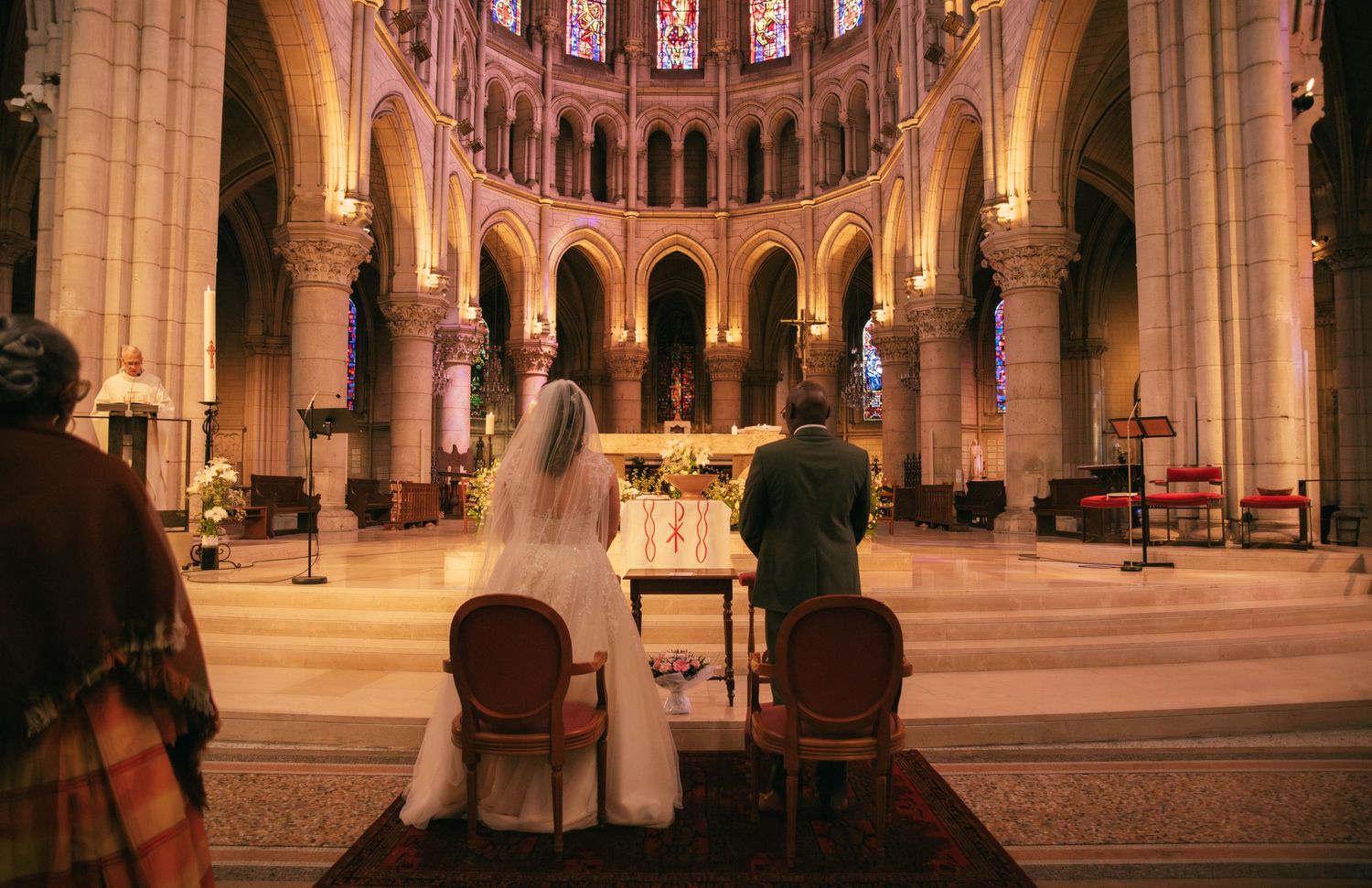 Photographie de mariage dans la cathédrale d’Orléans, capturant les mariés devant l’autel dans une ambiance majestueuse et solennelle.