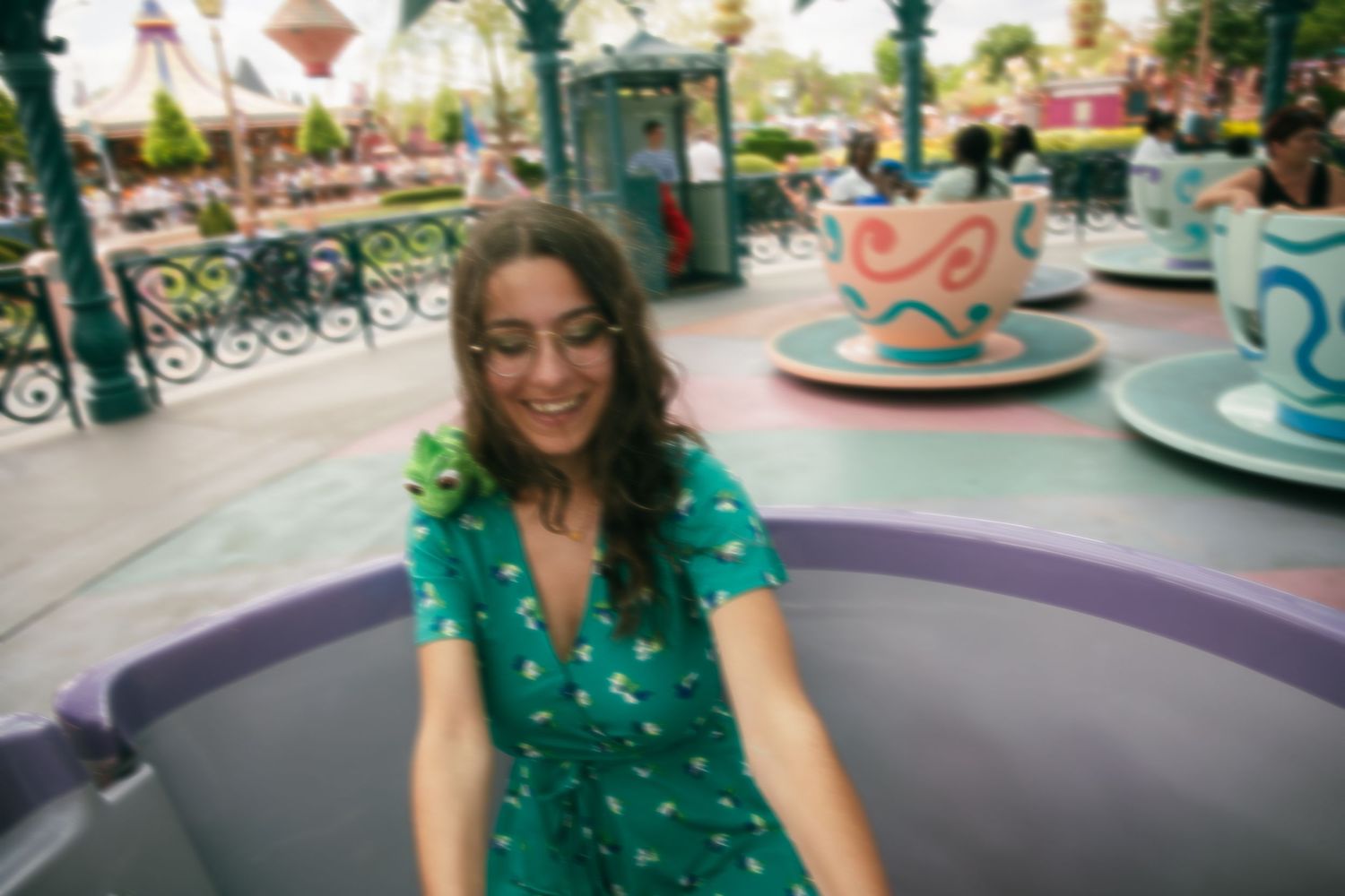 Photographe Essonne 91, jeune femme souriante et complice dans un manège de tasses, séance photo lifestyle fun et spontanée