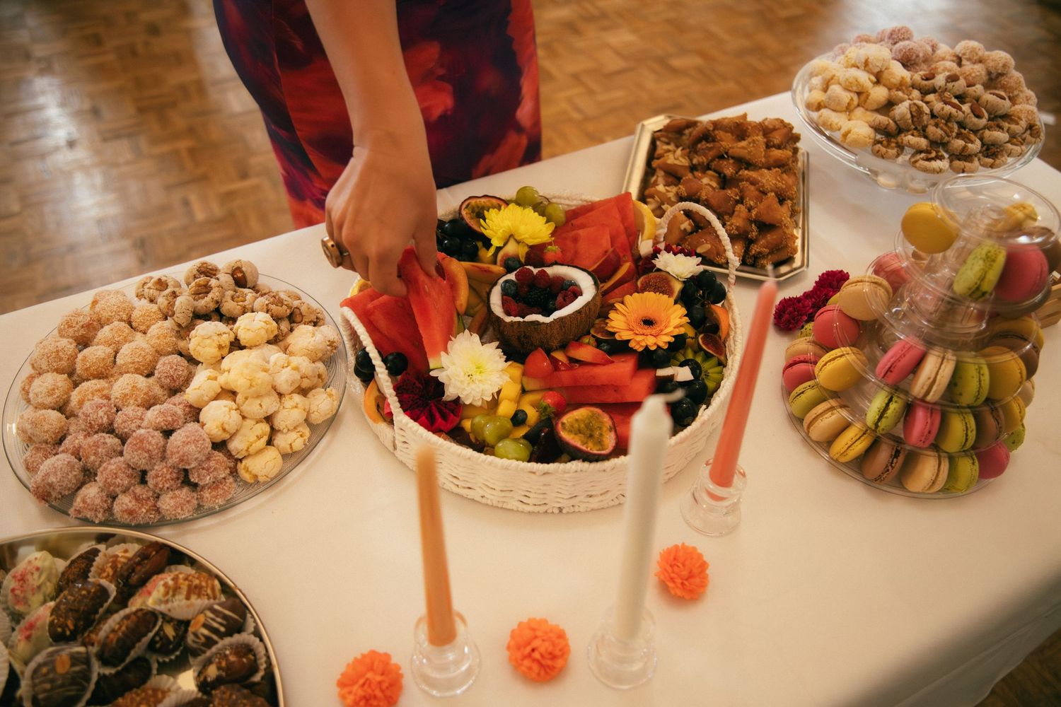Photographe mariage Essonne 91, table de cocktail mariage avec macarons, gâteaux et corbeille fleurie décorée de bougies, reportage mariage