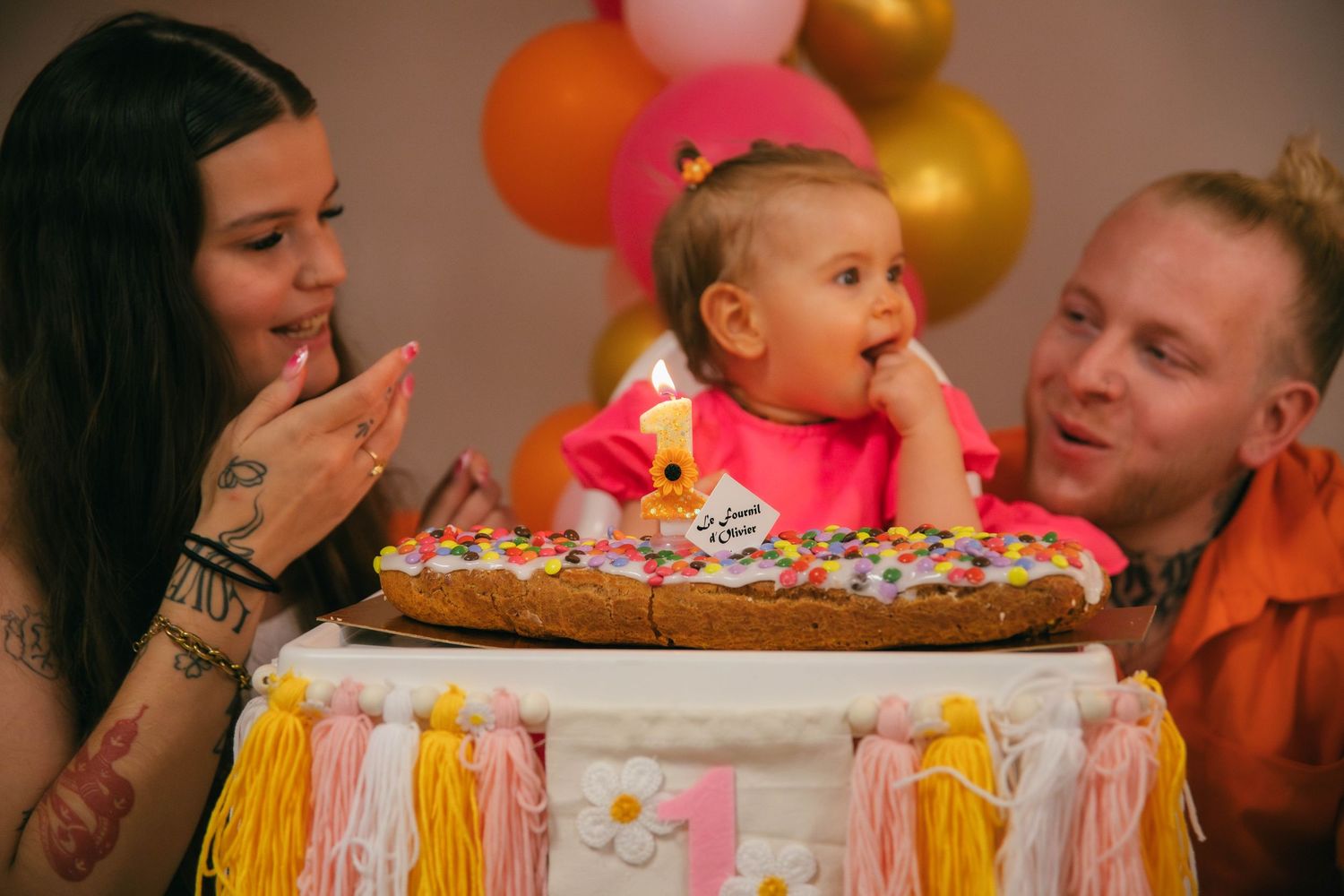 Séance photo premier anniversaire bébé, famille réunie autour du gâteau, photographe Essonne 91