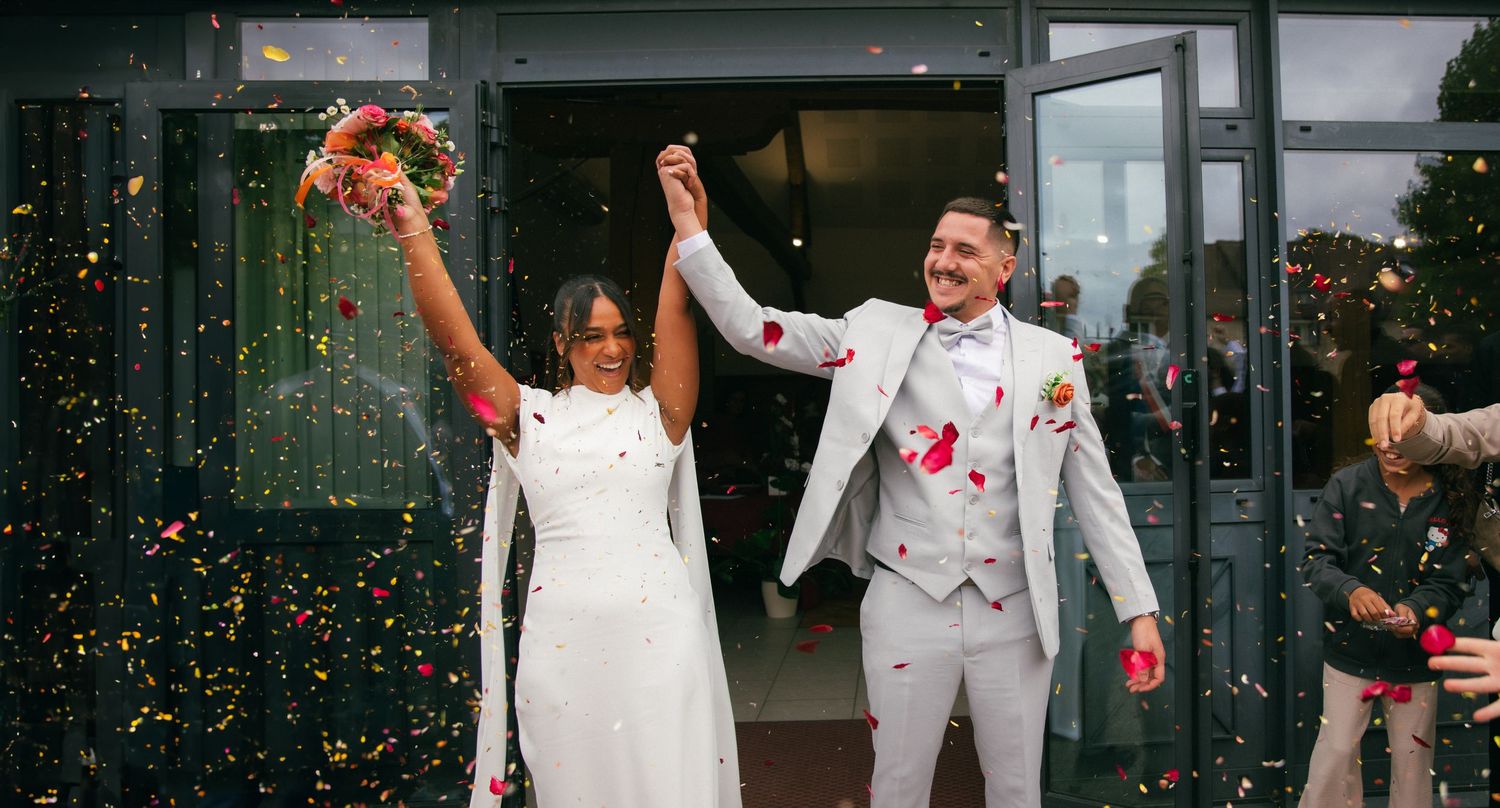 Sortie de cérémonie d'un couple de mariés en Île-de-France, immortalisée par Emma Groul Photographie.