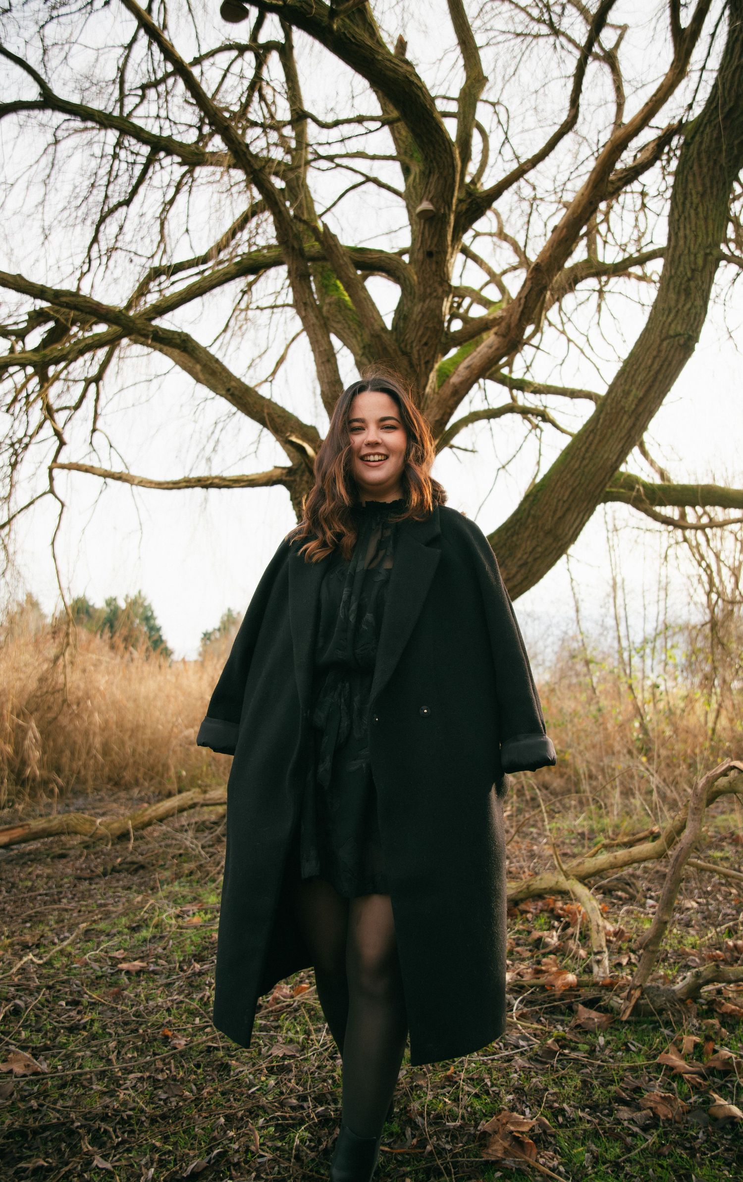 Photographe Essonne 91, portrait de jeune femme au manteau sombre regardant l'objectif, ambiance hivernale