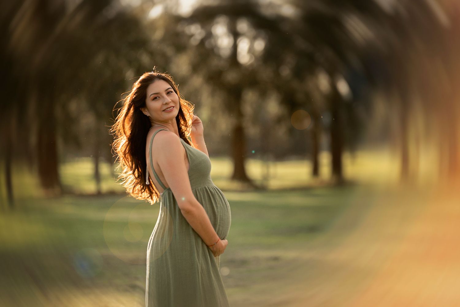 Retrato embarazada en exterior con luz cálida fotografía artística Buenos Aires - Foto Fine art