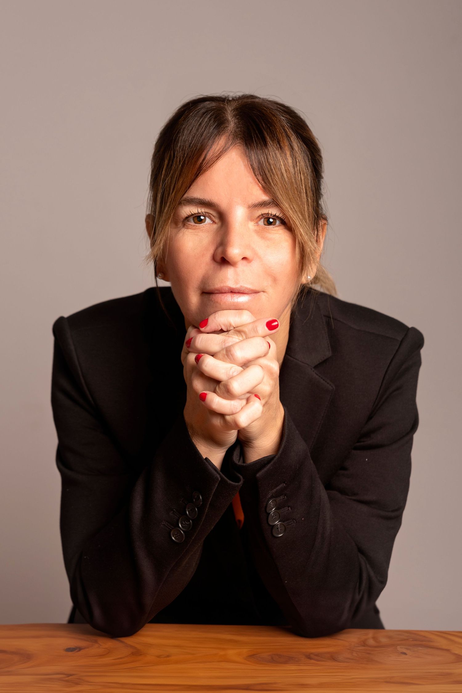 retrato corporativo, ejecutiva, mujer, emprendimiento, marca, luz de estudio, retrato en estudio