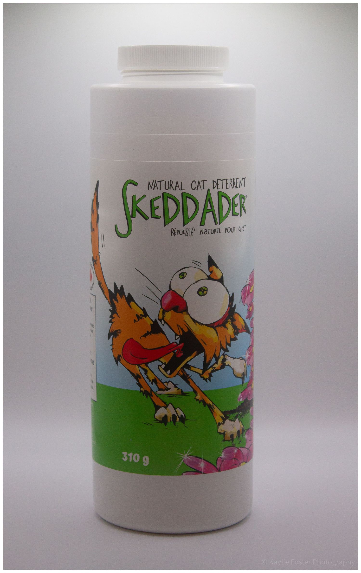 Skeddader Natural Cat Deterrent powder 310g bottle with cartoon cat illustration, keeping cats away from gardens.
