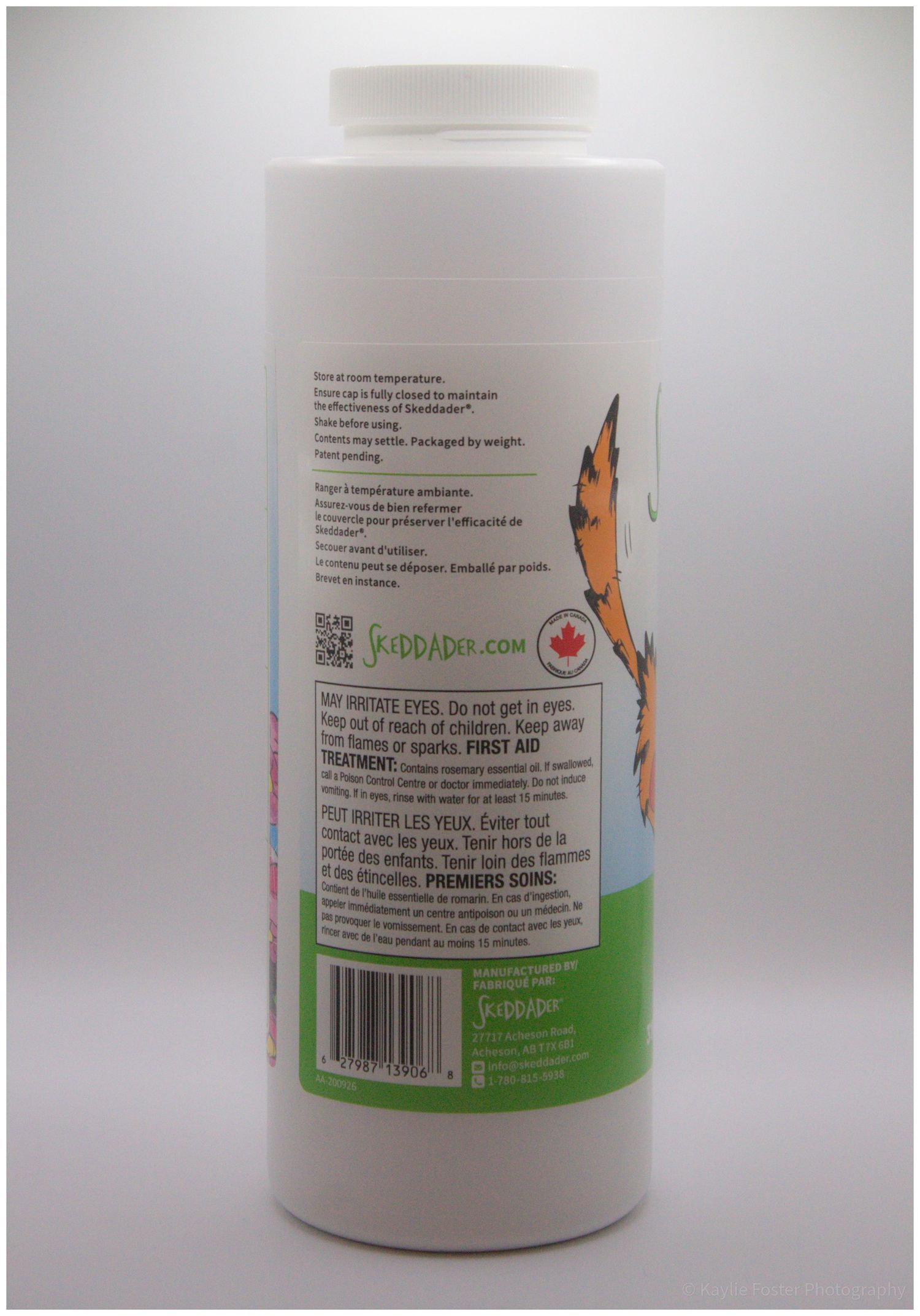 White cylindrical container of Skddadee pest control powder with bilingual English and French labeling and barcode.