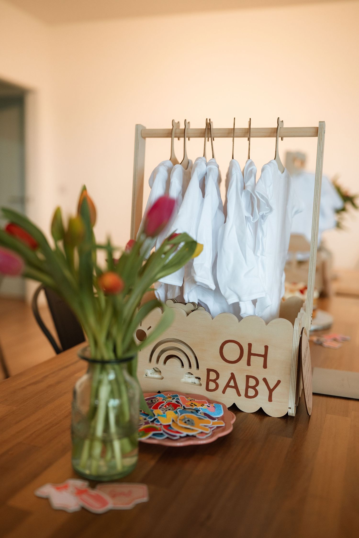 Baby shower table with a wooden 