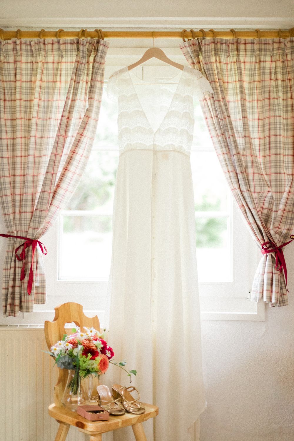 Elegant and natural photography capturing authentic moments, romance, and timeless beauty in weddings, portraits, and fashion.