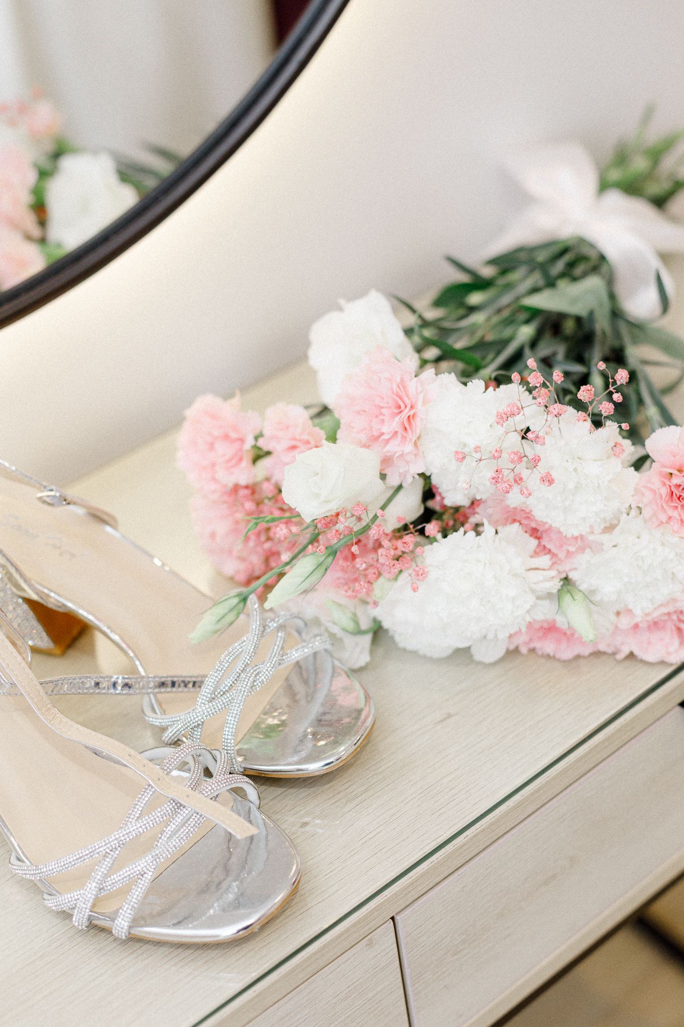 Elegant and natural photography capturing authentic moments, romance, and timeless beauty in weddings, portraits, and fashion.