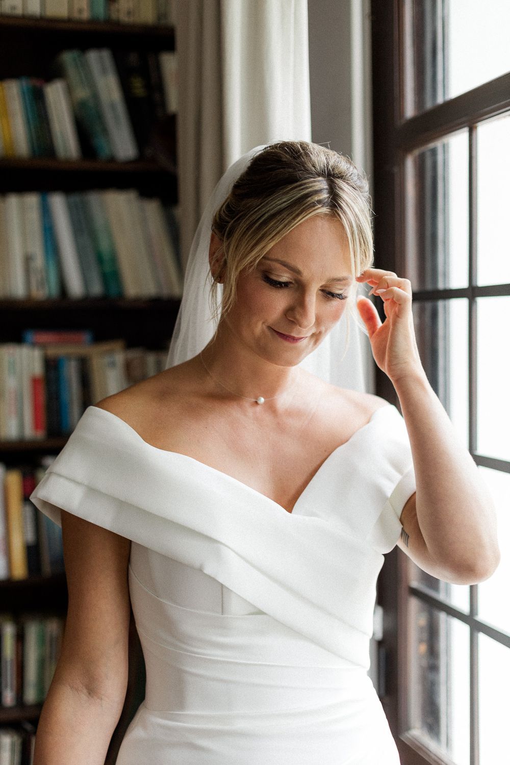 Elegant and natural photography capturing authentic moments, romance, and timeless beauty in weddings, portraits, and fashion.