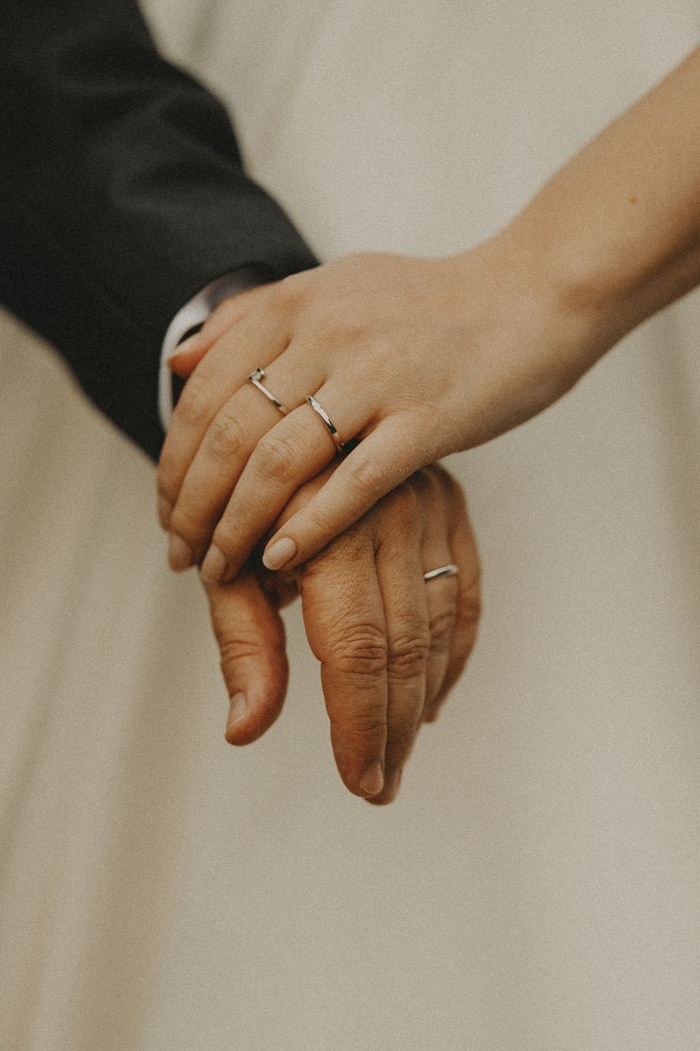 Elegant and natural photography capturing authentic moments, romance, and timeless beauty in weddings, portraits, and fashion.