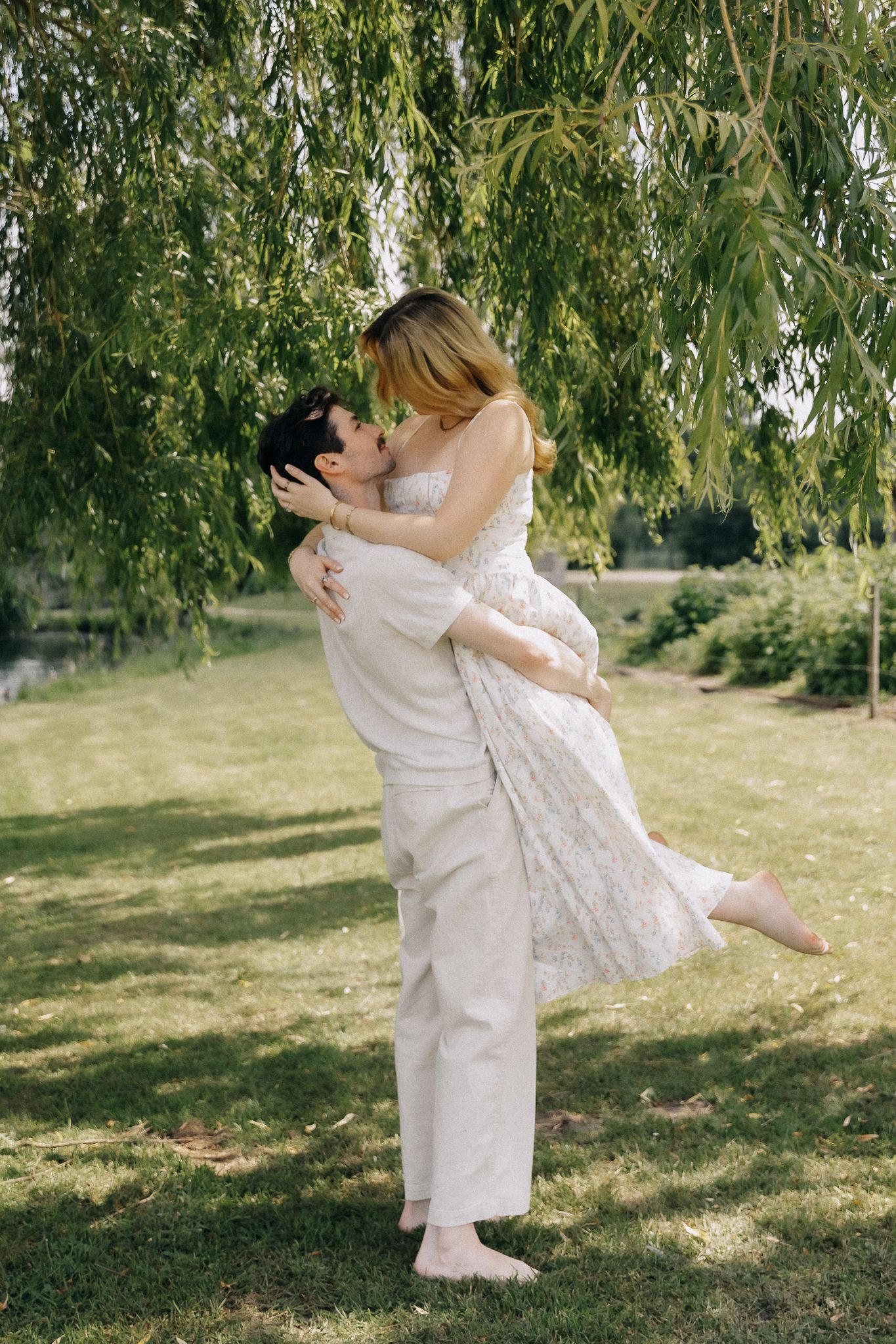 Elegant and natural photography capturing authentic moments, romance, and timeless beauty in weddings, portraits, and fashion.