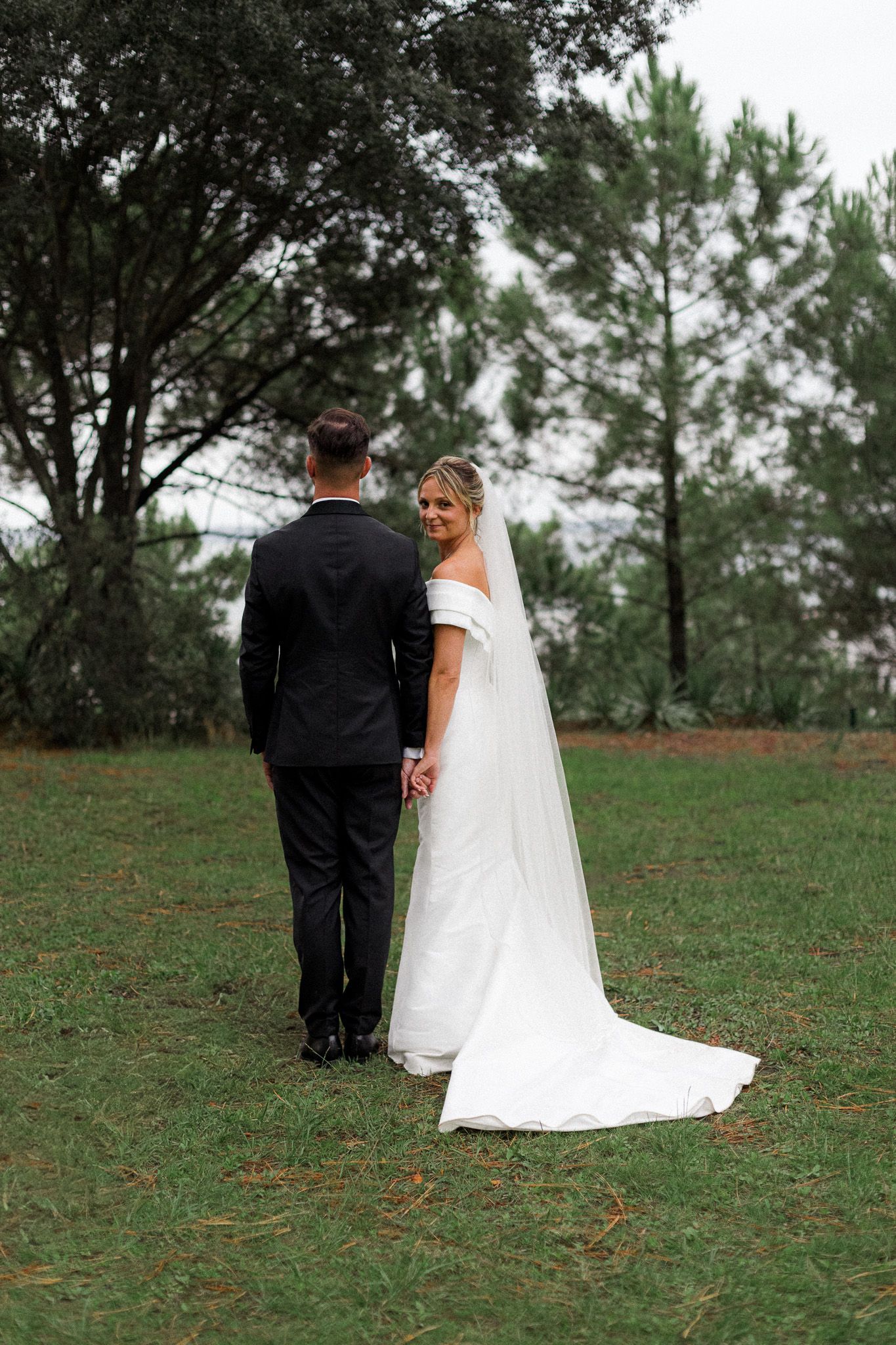 Elegant and natural photography capturing authentic moments, romance, and timeless beauty in weddings, portraits, and fashion.