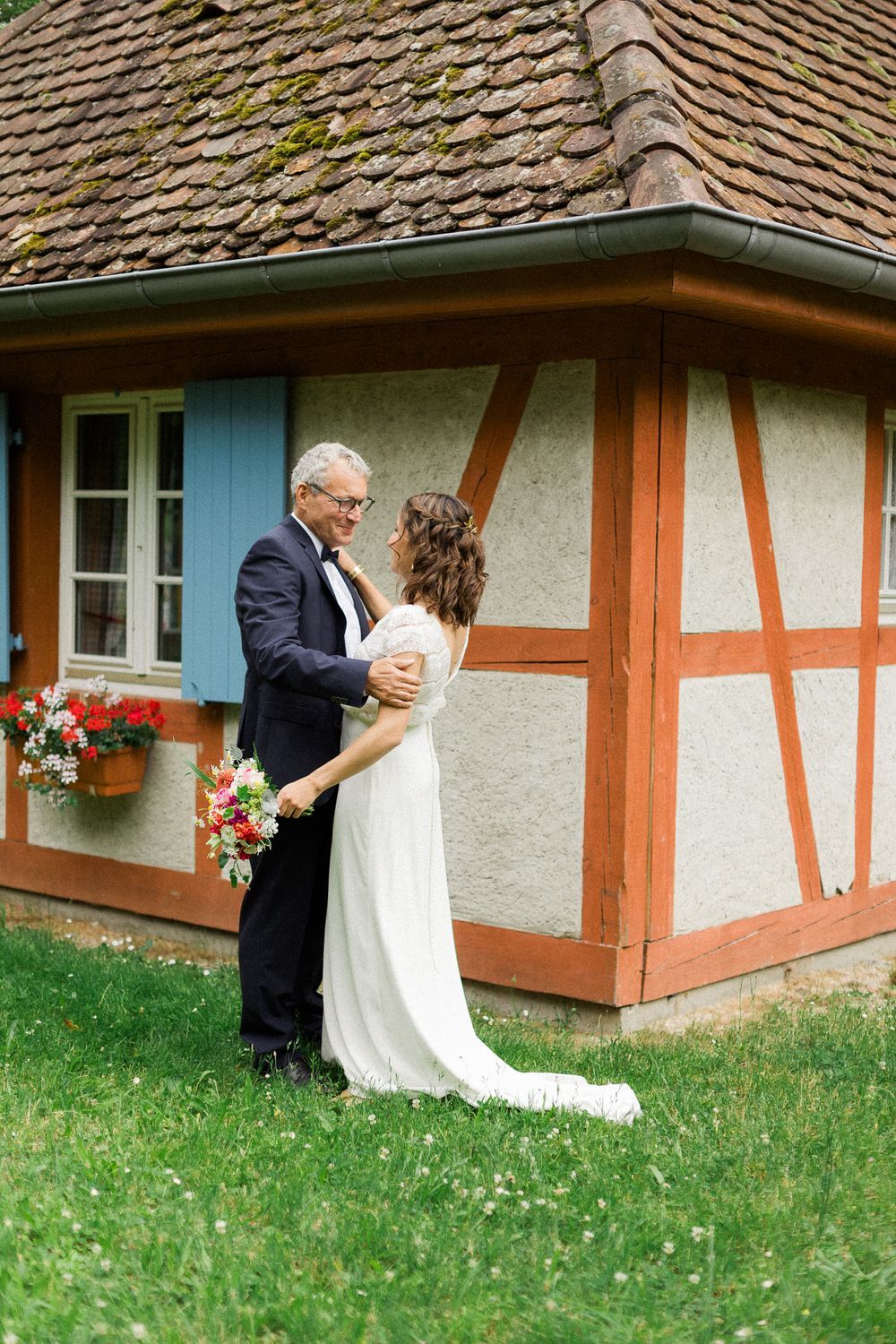 Elegant and natural photography capturing authentic moments, romance, and timeless beauty in weddings, portraits, and fashion.