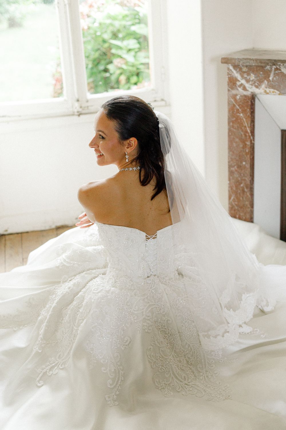 Elegant and natural photography capturing authentic moments, romance, and timeless beauty in weddings, portraits, and fashion.