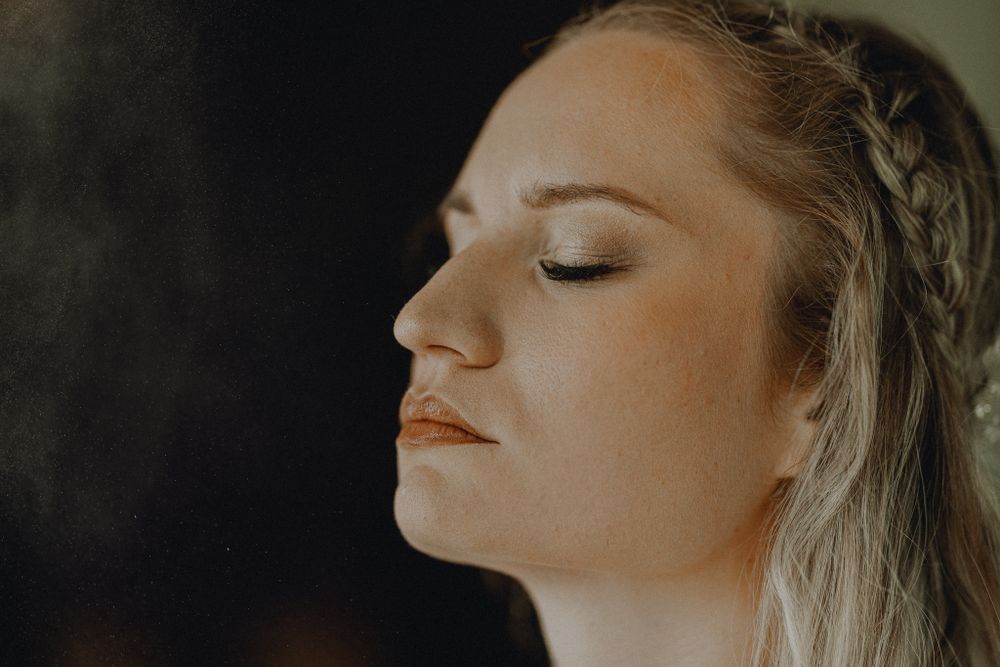 Elegant and natural photography capturing authentic moments, romance, and timeless beauty in weddings, portraits, and fashion.
