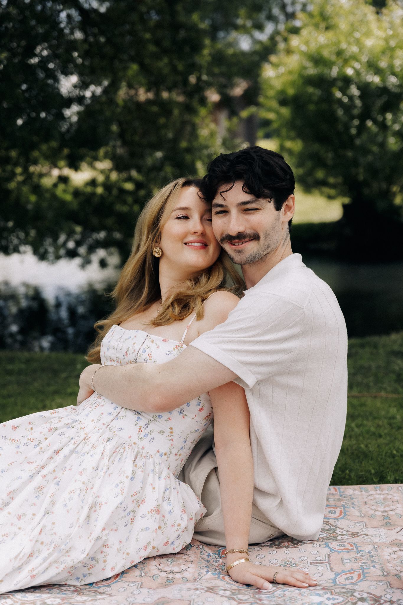 Elegant and natural photography capturing authentic moments, romance, and timeless beauty in weddings, portraits, and fashion.