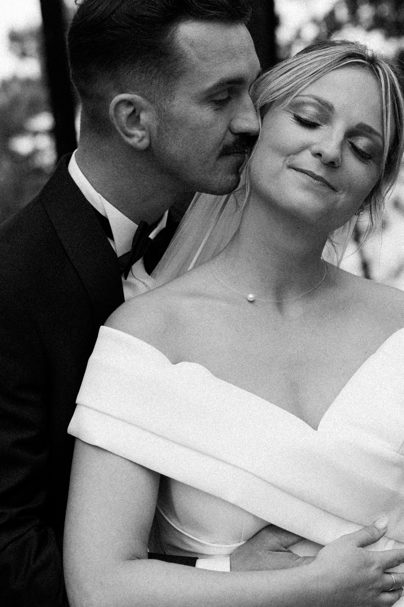 Elegant and natural photography capturing authentic moments, romance, and timeless beauty in weddings, portraits, and fashion.