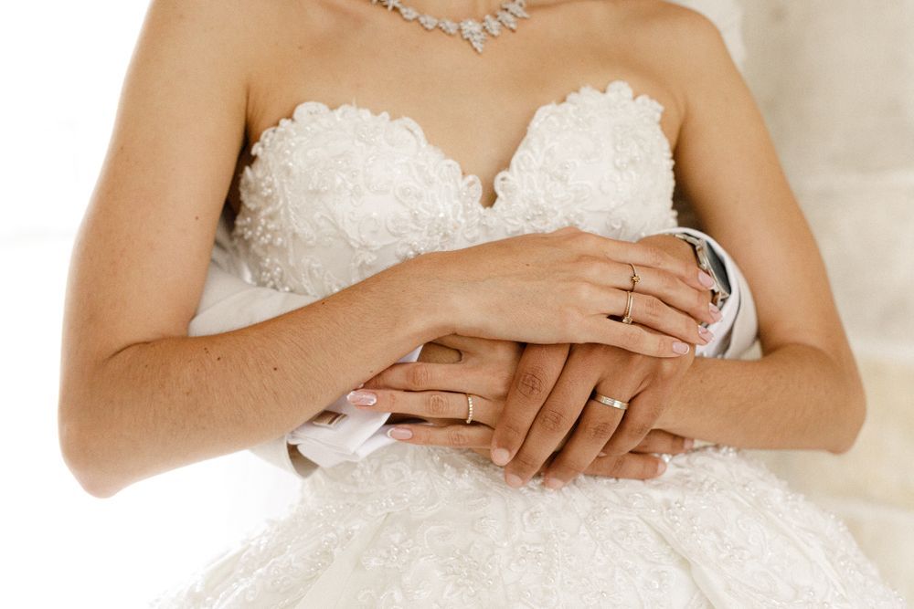 Elegant and natural photography capturing authentic moments, romance, and timeless beauty in weddings, portraits, and fashion.