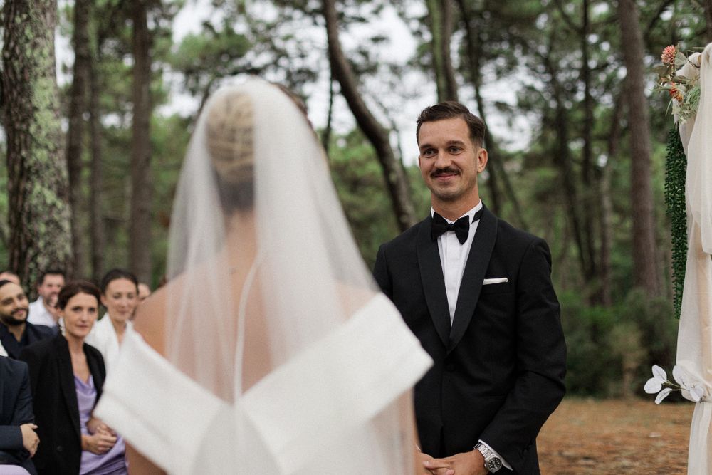 Elegant and natural photography capturing authentic moments, romance, and timeless beauty in weddings, portraits, and fashion.
