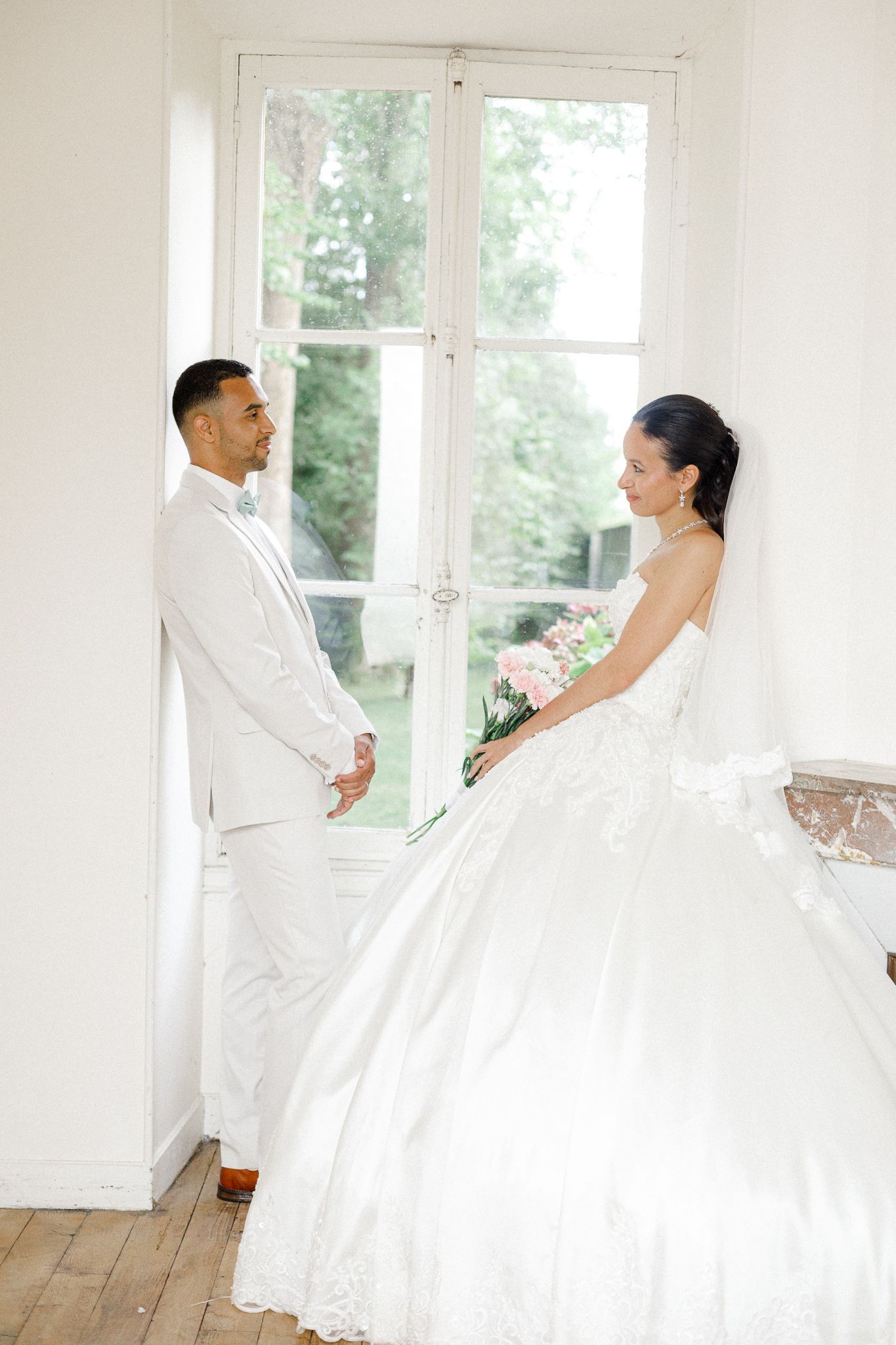Elegant and natural photography capturing authentic moments, romance, and timeless beauty in weddings, portraits, and fashion.