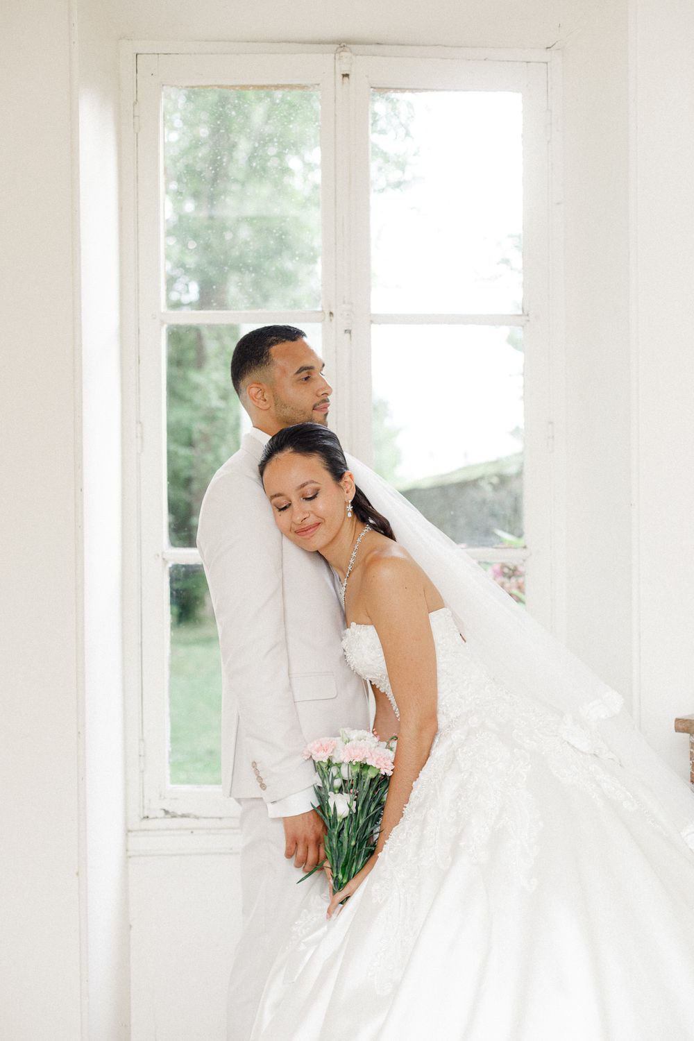 Elegant and natural photography capturing authentic moments, romance, and timeless beauty in weddings, portraits, and fashion.