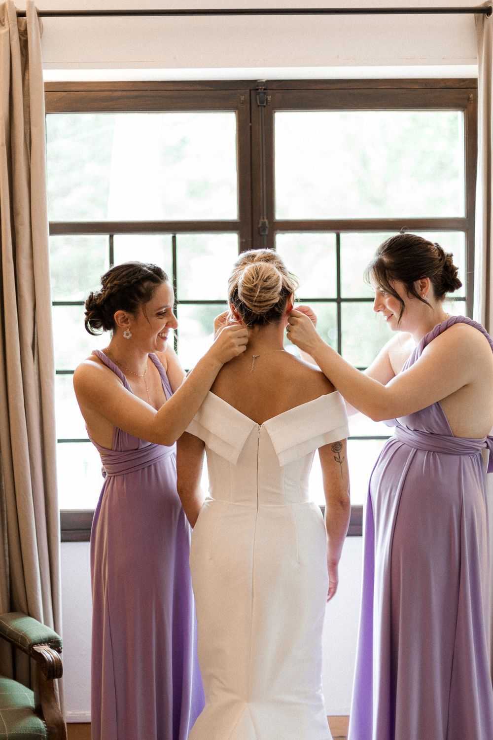 Elegant and natural photography capturing authentic moments, romance, and timeless beauty in weddings, portraits, and fashion.