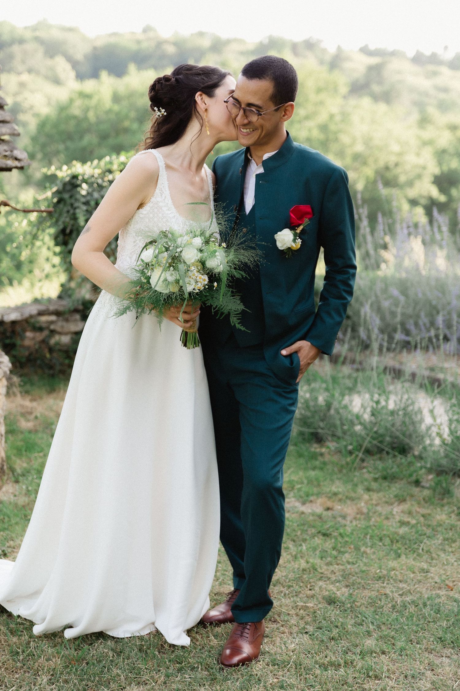 Elegant and natural photography capturing authentic moments, romance, and timeless beauty in weddings, portraits, and fashion.