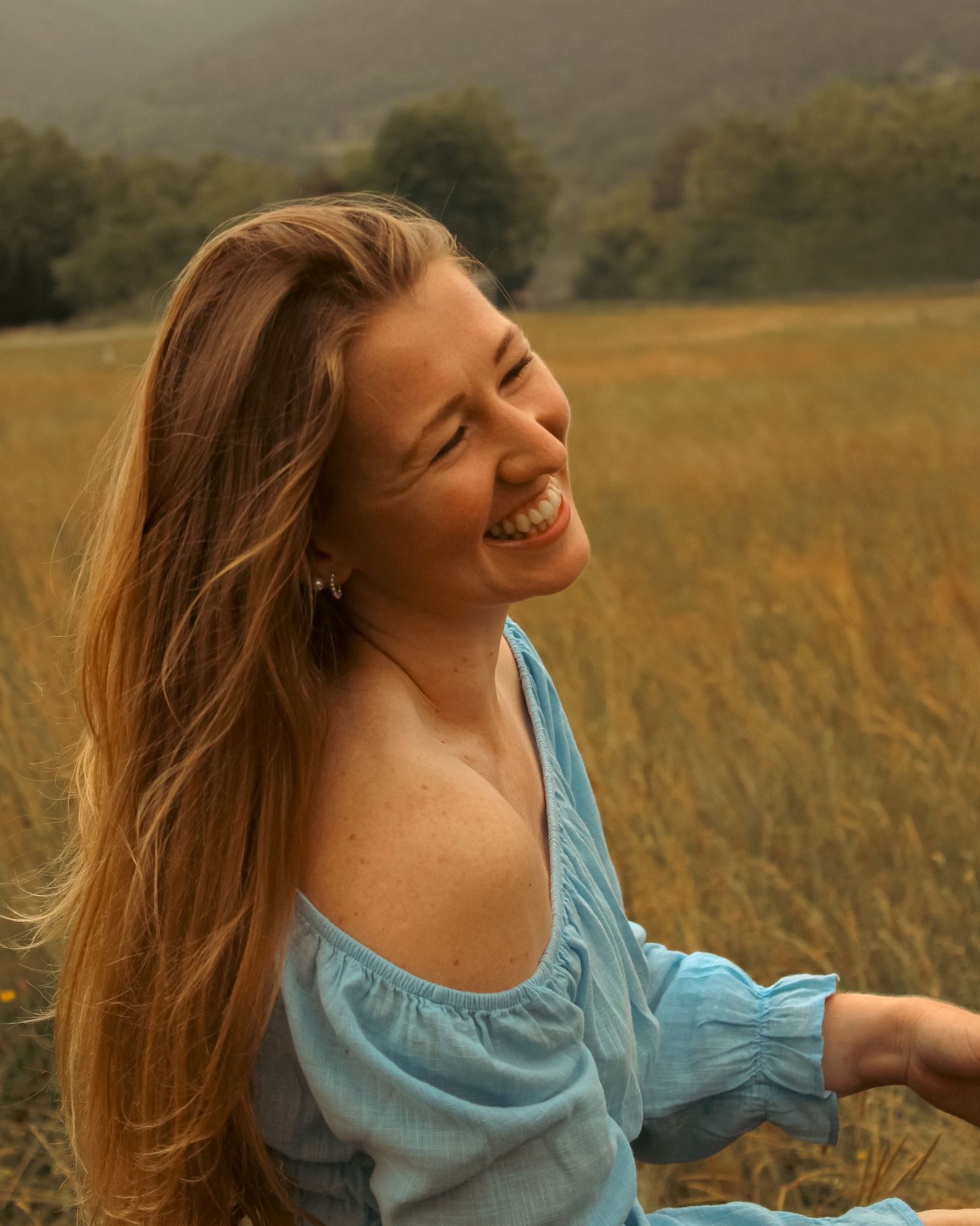 photo d'une femme heureuse dans les hauteurs de nice