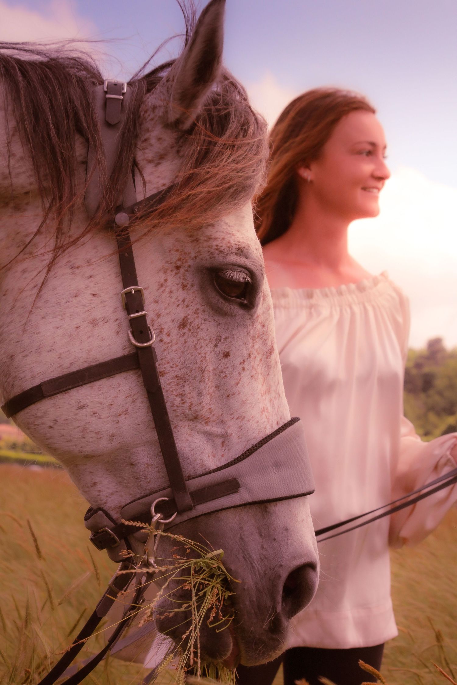 Photo d'une femme avec son cheval dans les hauteurs de nice
