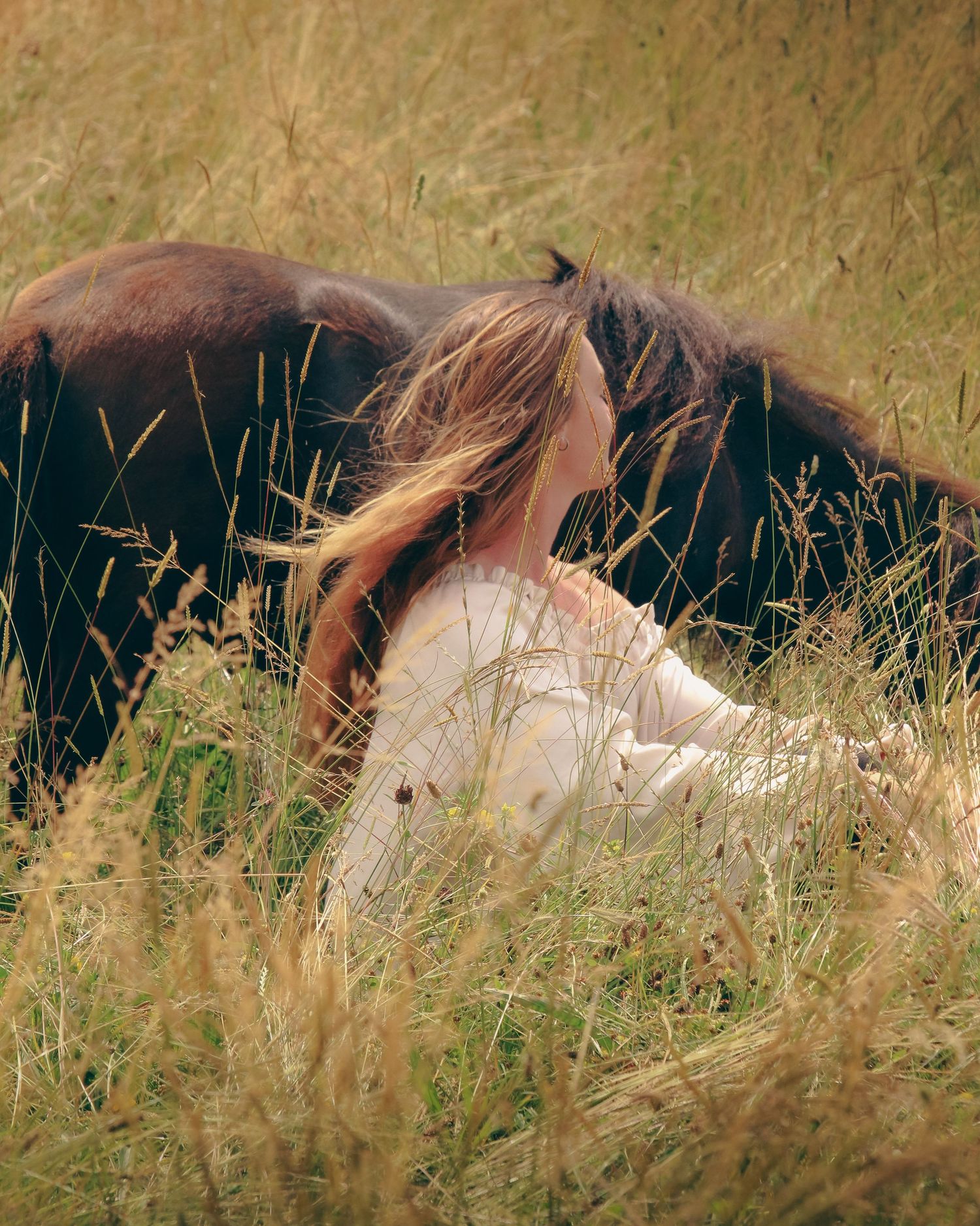 photo d'une femme et son cheval poney nice