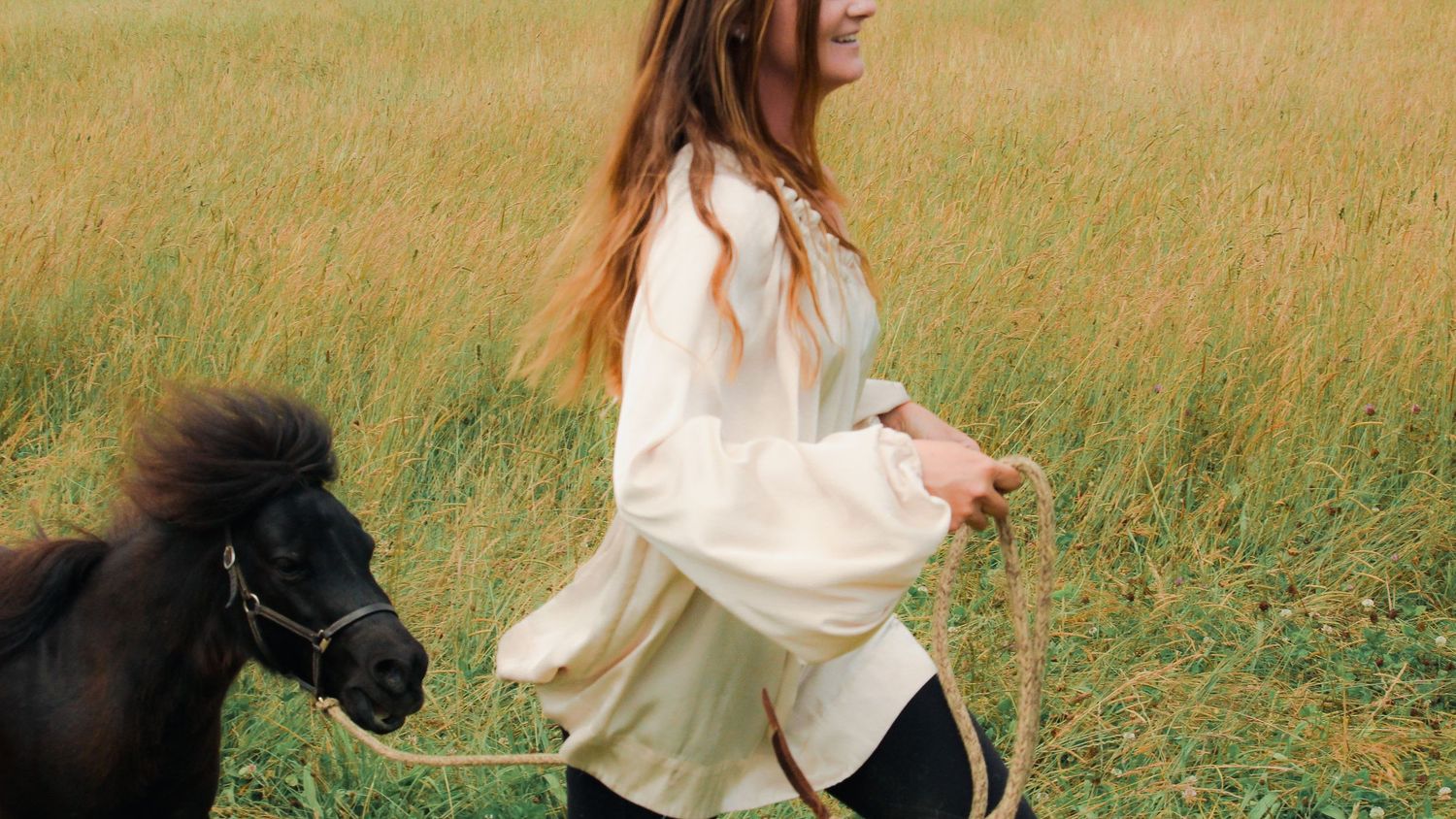 photo d'une femme et son poney