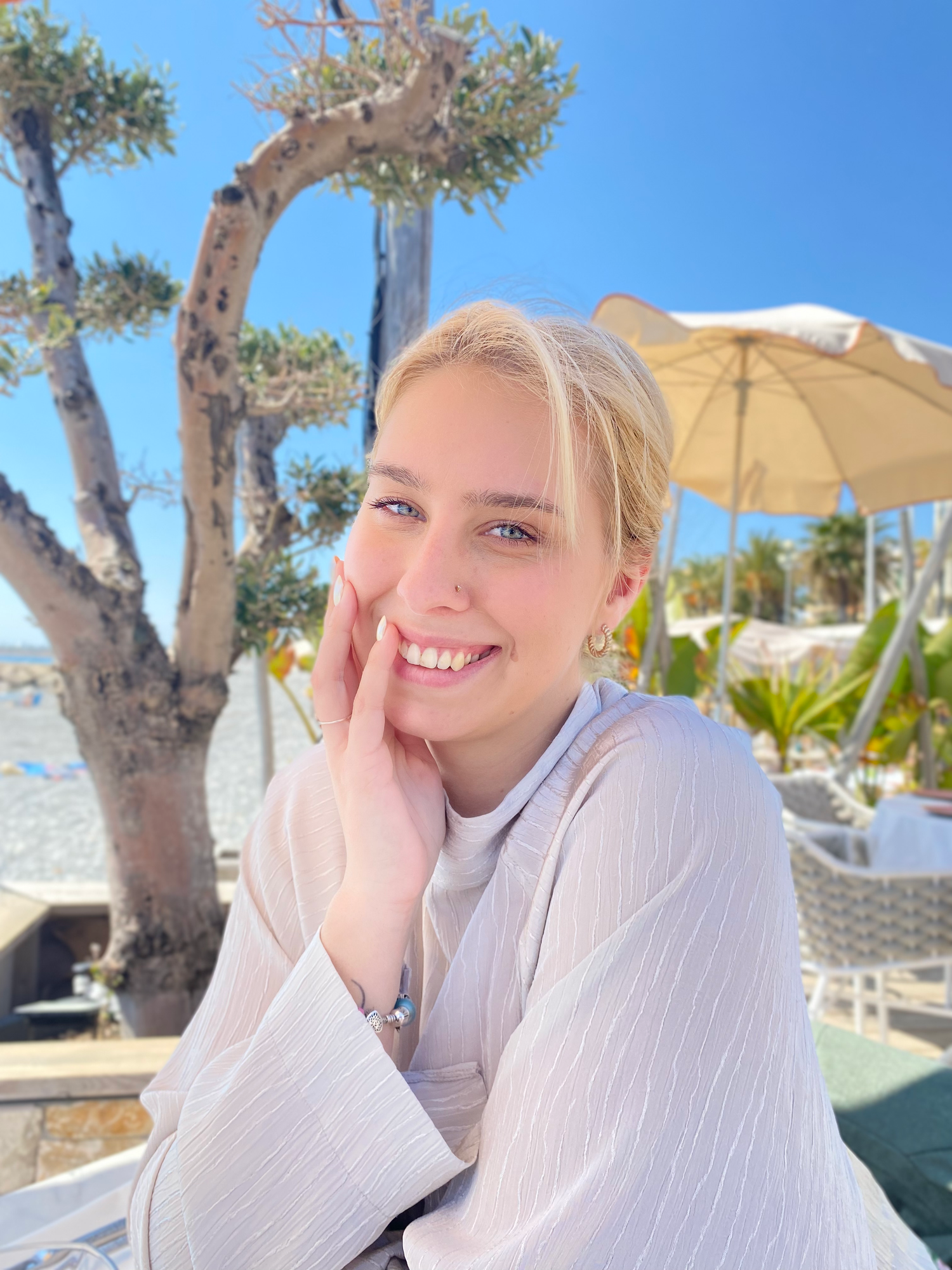 femme souriante blonde sur la plage