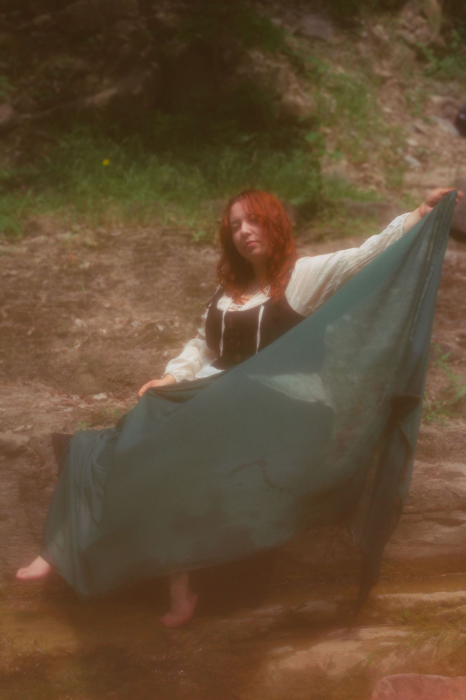 Image de shooting Mystic avec une lumière tamisée et une ambiance rêveuse. Portrait artistique en extérieur, mettant en scène un univers fée