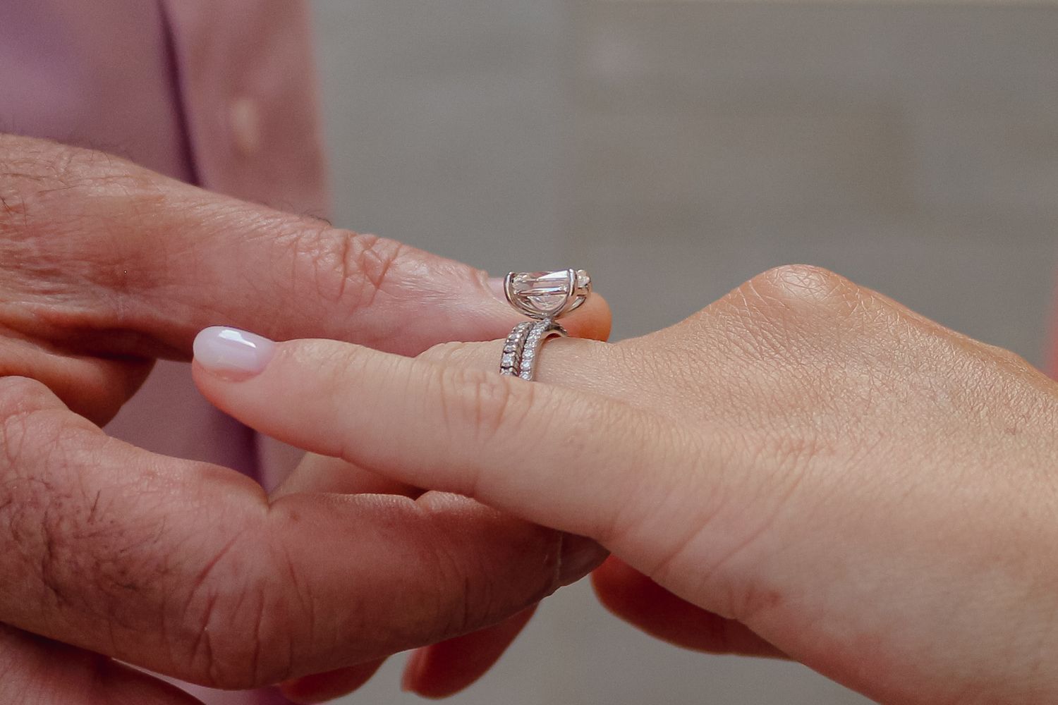 photo détails sans visage anonyme mariage nice bague de fiançailles